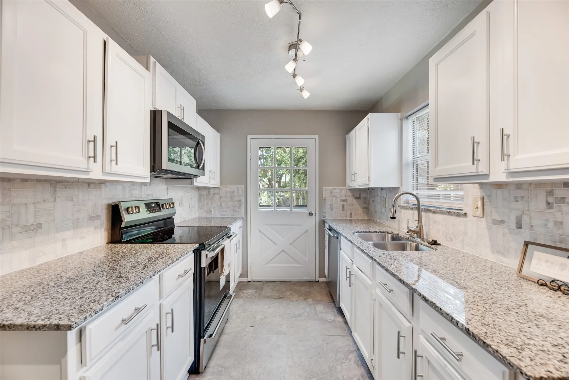 Single Family Residence For Sale in Denton County , 2002 Rose Hill Road, Carrollton, Texas 75007, 3 Bedroom, 2 Bathroom, 2 Garage spaces, 1,503 Sqft, built in 1974, mls#21354266, Real Estate Agent in Carrollton, Homes For Sale in Denton county, Homes For Sale in Carrollton, Realtor in Carrollton Texas, Real Estate Brokerage Independent Realty Texas, Luminita Cordes Realtor