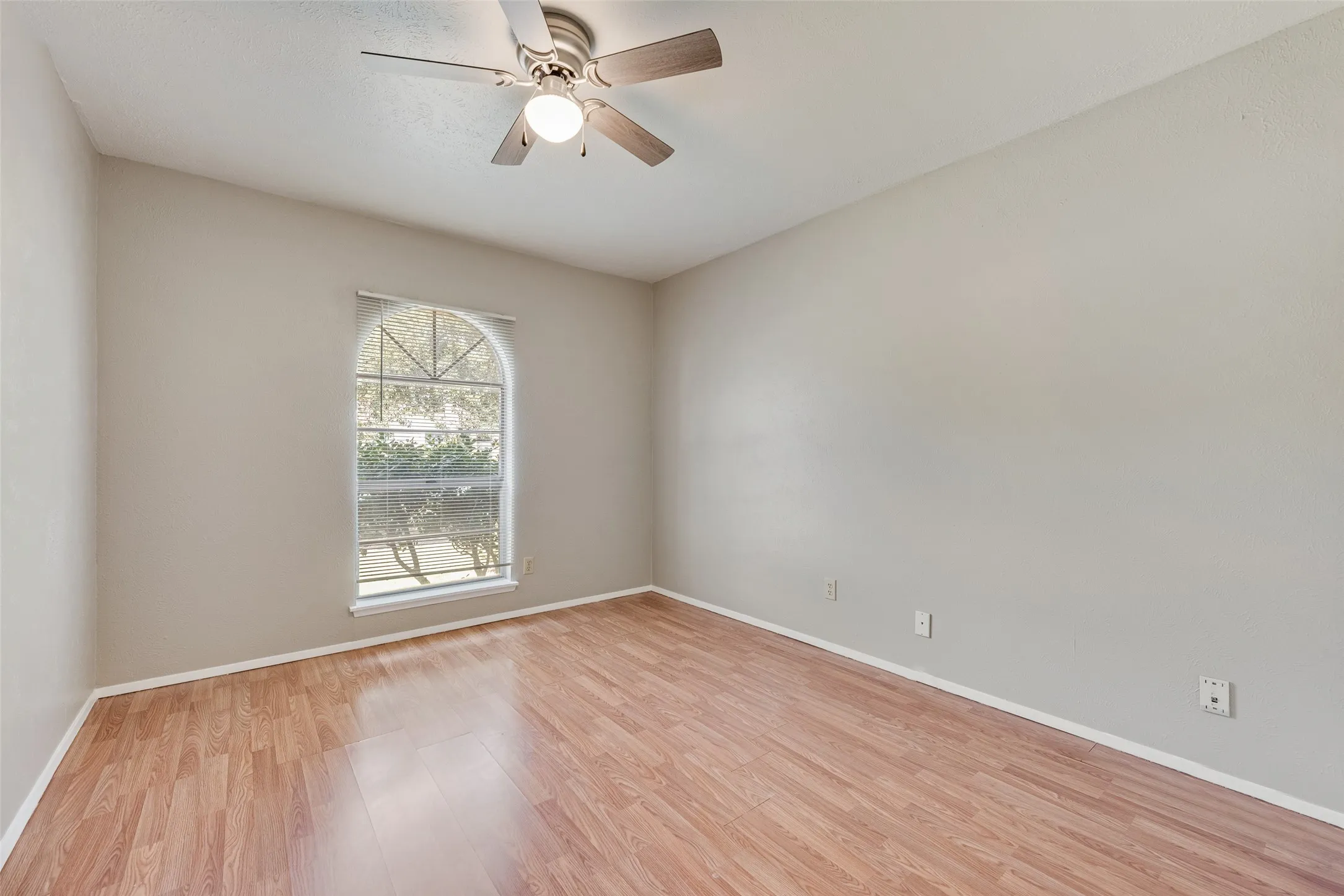 Single Family Residence For Sale in Denton County , 2002 Rose Hill Road, Carrollton, Texas 75007, 3 Bedroom, 2 Bathroom, 2 Garage spaces, 1,503 Sqft, built in 1974, mls#21354266, Real Estate Agent in Carrollton, Homes For Sale in Denton county, Homes For Sale in Carrollton, Realtor in Carrollton Texas, Real Estate Brokerage Independent Realty Texas, Luminita Cordes Realtor