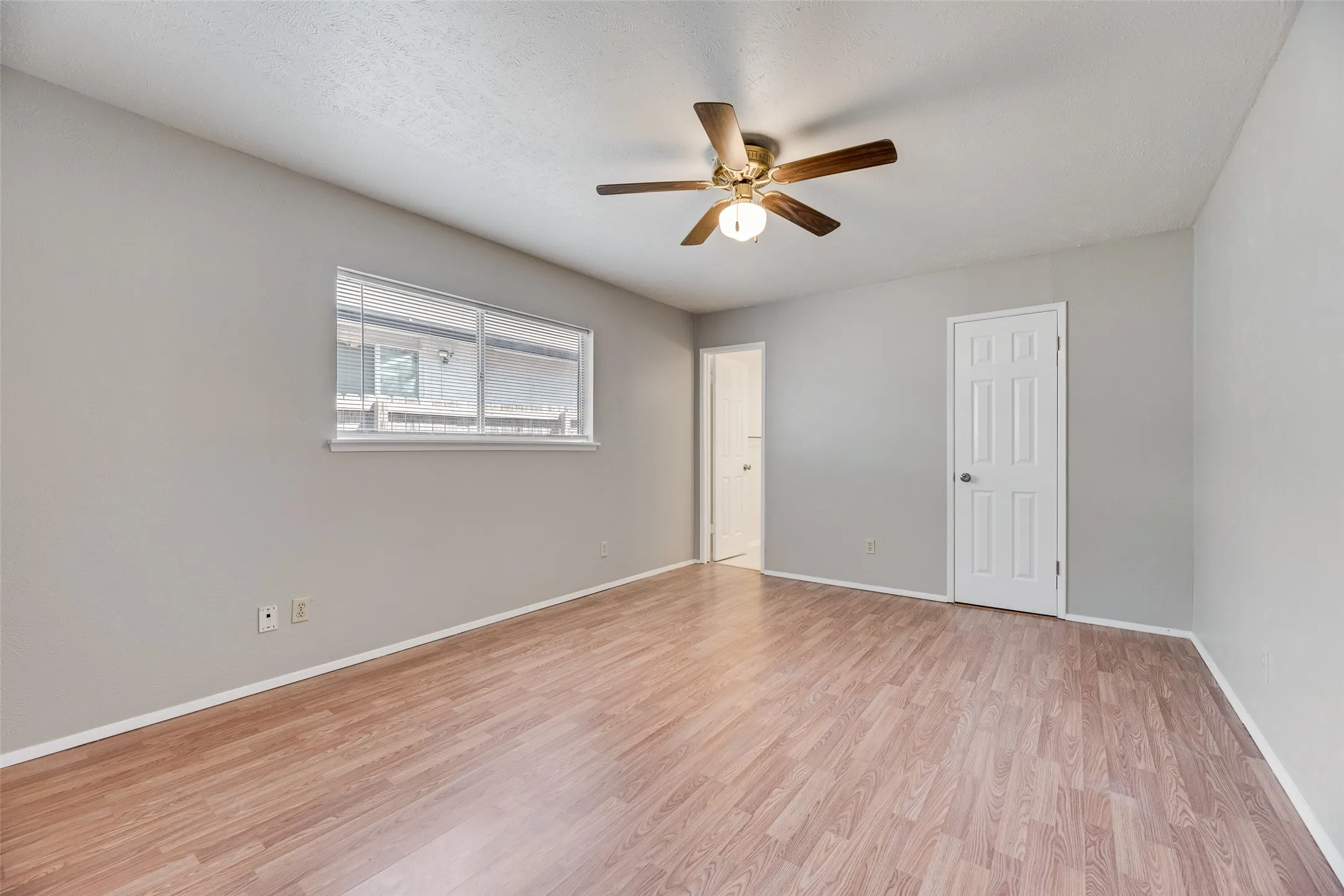 Single Family Residence For Sale in Denton County , 2002 Rose Hill Road, Carrollton, Texas 75007, 3 Bedroom, 2 Bathroom, 2 Garage spaces, 1,503 Sqft, built in 1974, mls#21354266, Real Estate Agent in Carrollton, Homes For Sale in Denton county, Homes For Sale in Carrollton, Realtor in Carrollton Texas, Real Estate Brokerage Independent Realty Texas, Luminita Cordes Realtor