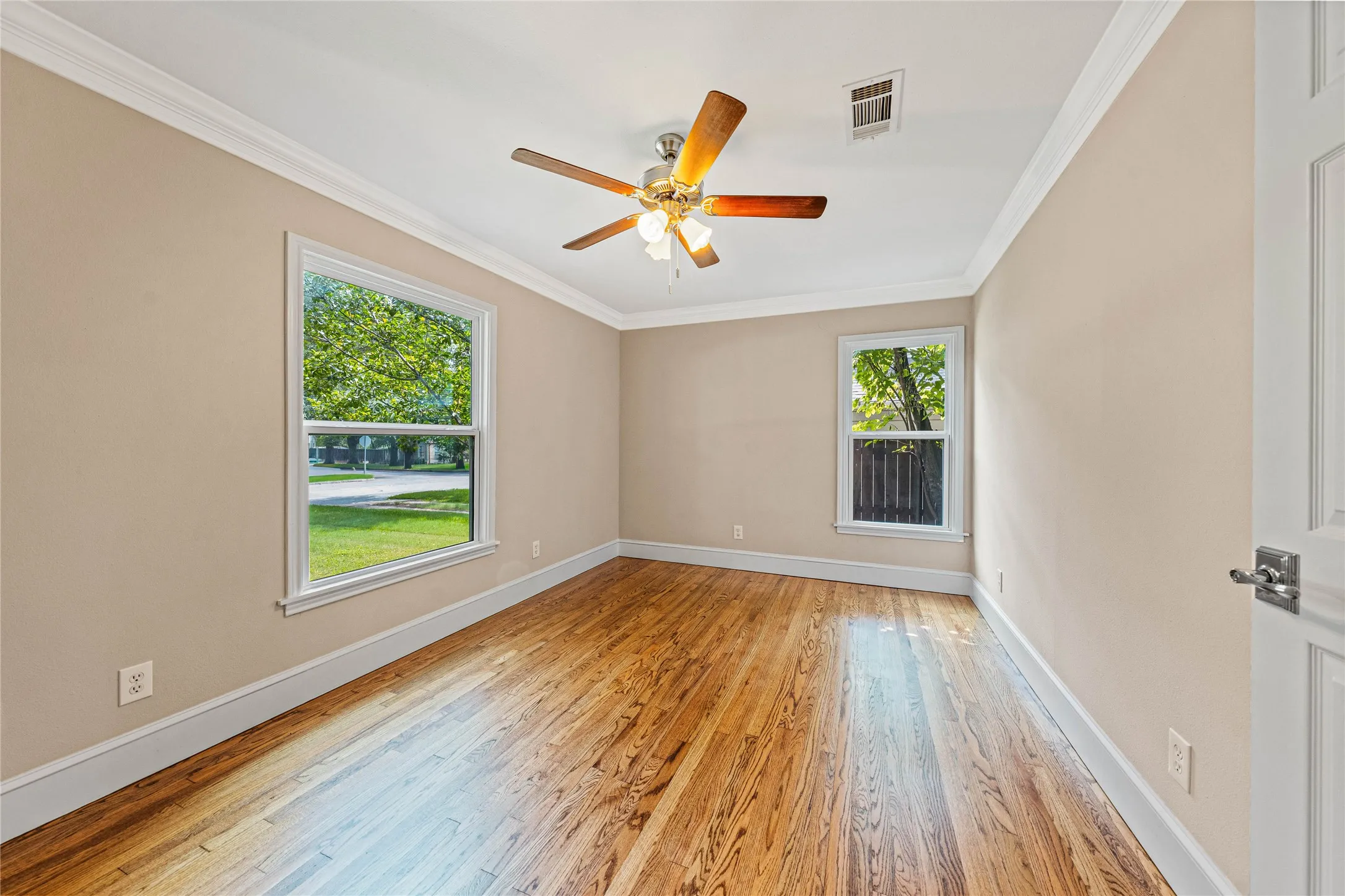 Single Family Residence For Sale in Mc Lennan County , 4104 Austin Avenue, Waco, Texas 76710, 3 Bedroom, 2 Bathroom, 1 Garage spaces, 1,858 Sqft, built in 1950, mls#21327060, Real Estate Agent in Waco, Homes For Sale in Mc Lennan county, Homes For Sale in Waco, Realtor in Waco Texas, Real Estate Brokerage Independent Realty Texas, Luminita Cordes Realtor