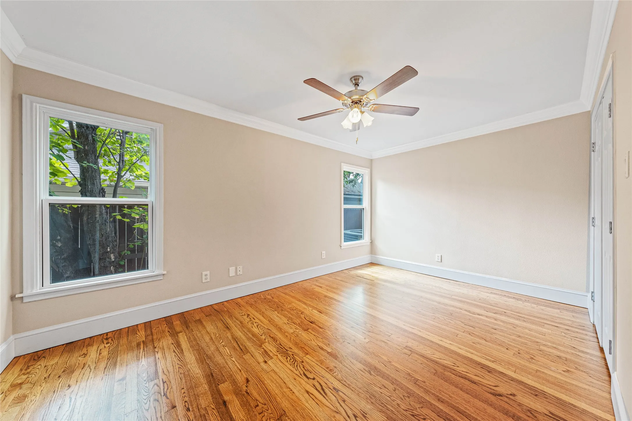 Single Family Residence For Sale in Mc Lennan County , 4104 Austin Avenue, Waco, Texas 76710, 3 Bedroom, 2 Bathroom, 1 Garage spaces, 1,858 Sqft, built in 1950, mls#21327060, Real Estate Agent in Waco, Homes For Sale in Mc Lennan county, Homes For Sale in Waco, Realtor in Waco Texas, Real Estate Brokerage Independent Realty Texas, Luminita Cordes Realtor