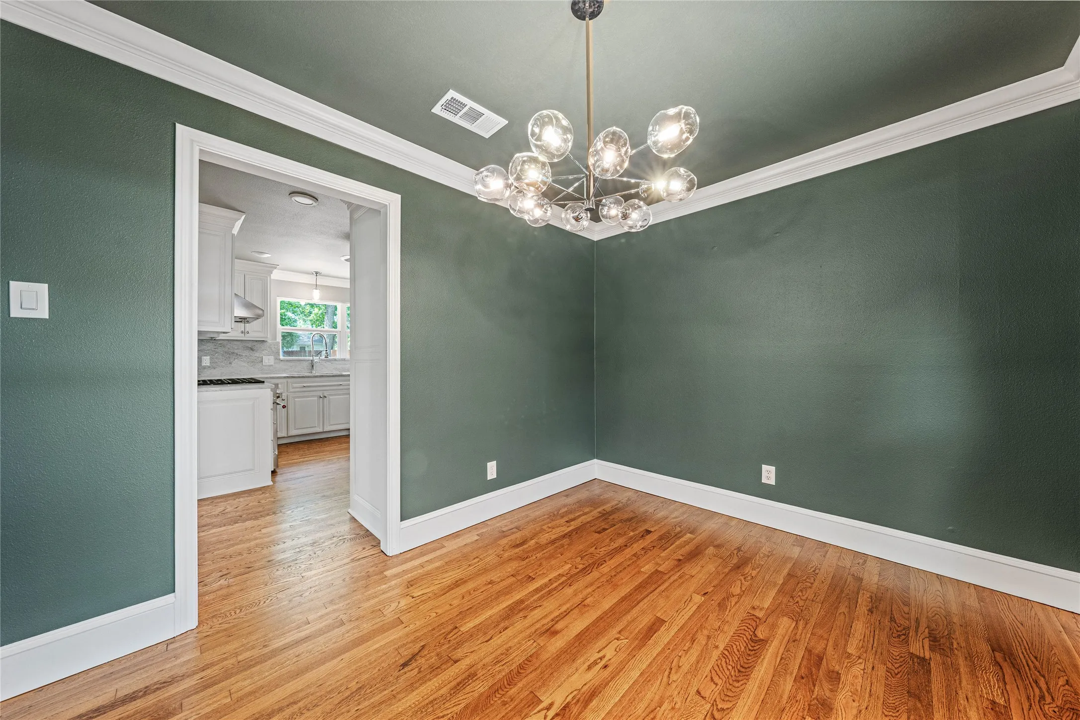 Single Family Residence For Sale in Mc Lennan County , 4104 Austin Avenue, Waco, Texas 76710, 3 Bedroom, 2 Bathroom, 1 Garage spaces, 1,858 Sqft, built in 1950, mls#21327060, Real Estate Agent in Waco, Homes For Sale in Mc Lennan county, Homes For Sale in Waco, Realtor in Waco Texas, Real Estate Brokerage Independent Realty Texas, Luminita Cordes Realtor