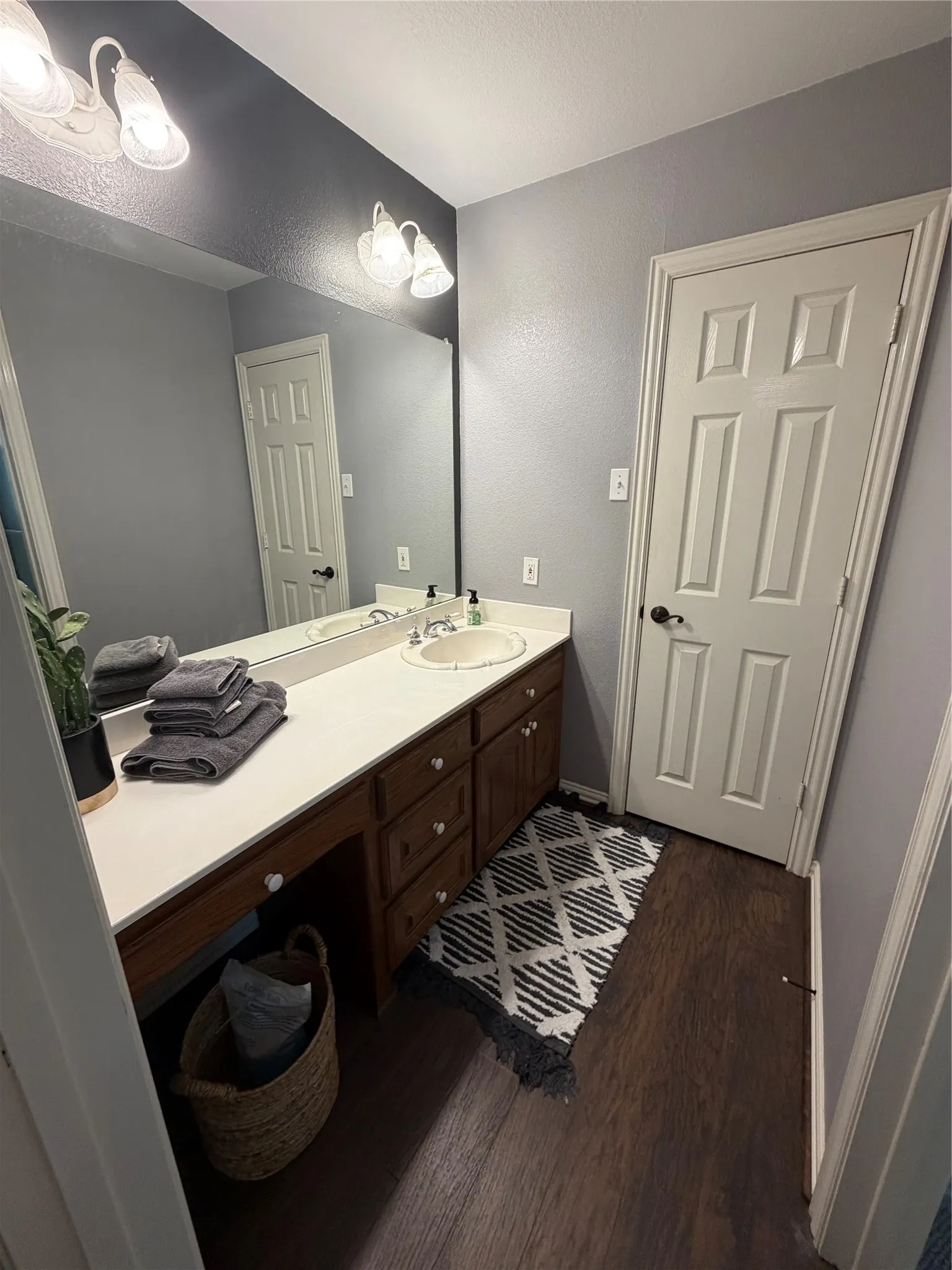 Upstairs Jack & Jill full bath