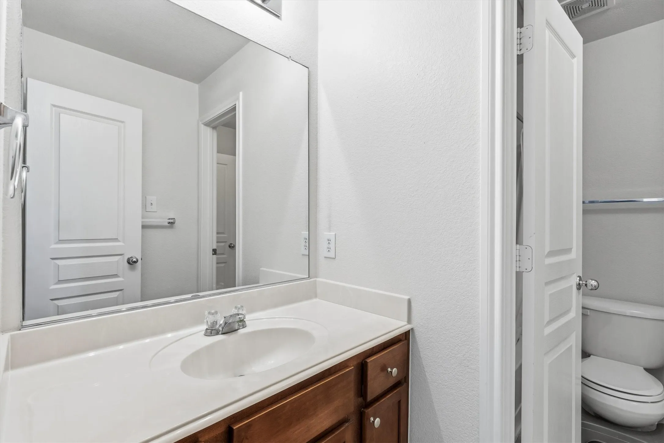 Single Family Residence For Sale in Denton County , 3056 Morning Star Drive, Little Elm, Texas 75068, 4 Bedroom, 3 Bathroom, 2 Garage spaces, 2,643 Sqft, built in 2005, mls#21354270, Real Estate Agent in Little Elm, Homes For Sale in Denton county, Homes For Sale in Little Elm, Realtor in Little Elm Texas, Real Estate Brokerage Independent Realty Texas, Luminita Cordes Realtor