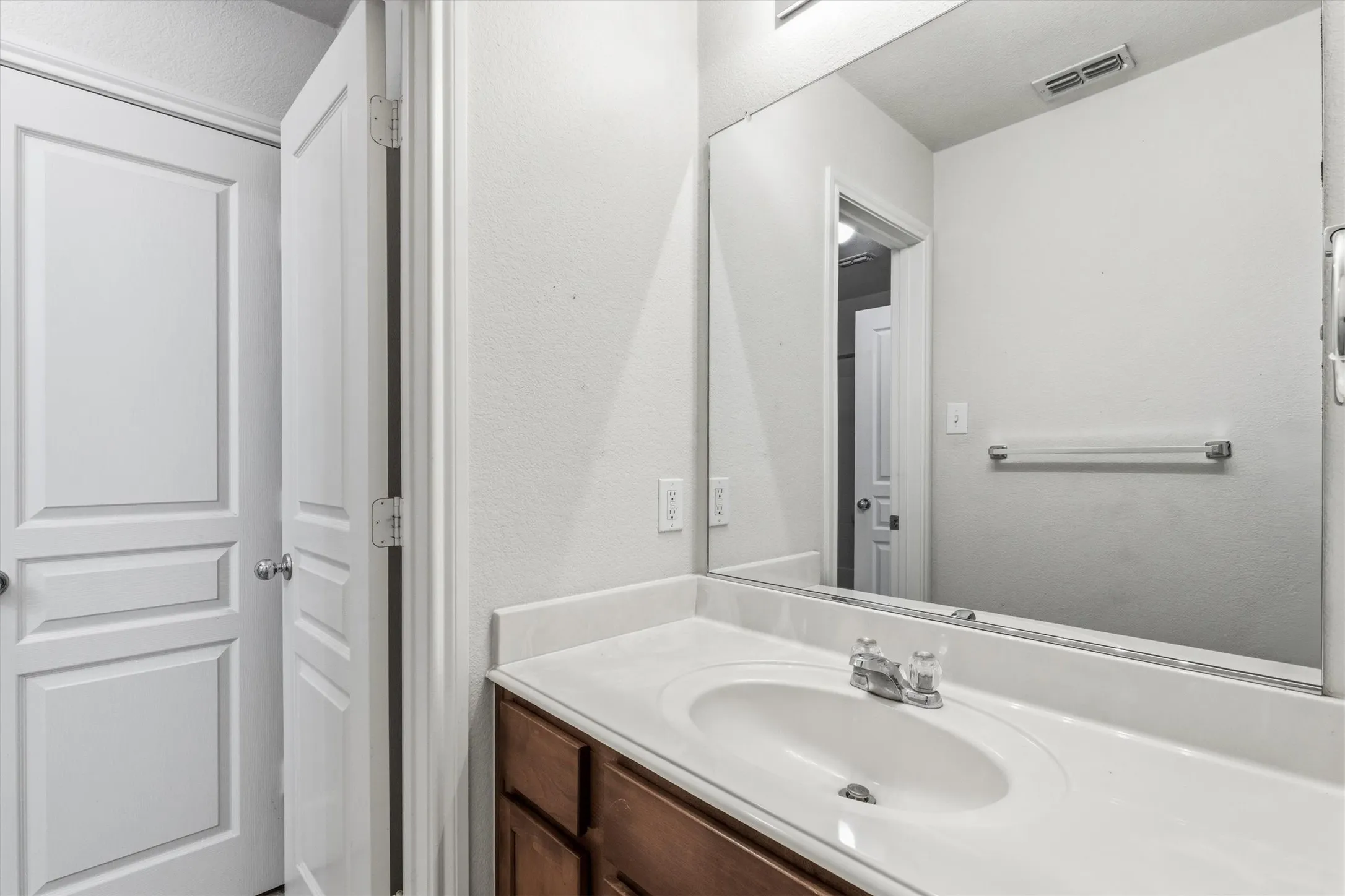 Single Family Residence For Sale in Denton County , 3056 Morning Star Drive, Little Elm, Texas 75068, 4 Bedroom, 3 Bathroom, 2 Garage spaces, 2,643 Sqft, built in 2005, mls#21354270, Real Estate Agent in Little Elm, Homes For Sale in Denton county, Homes For Sale in Little Elm, Realtor in Little Elm Texas, Real Estate Brokerage Independent Realty Texas, Luminita Cordes Realtor