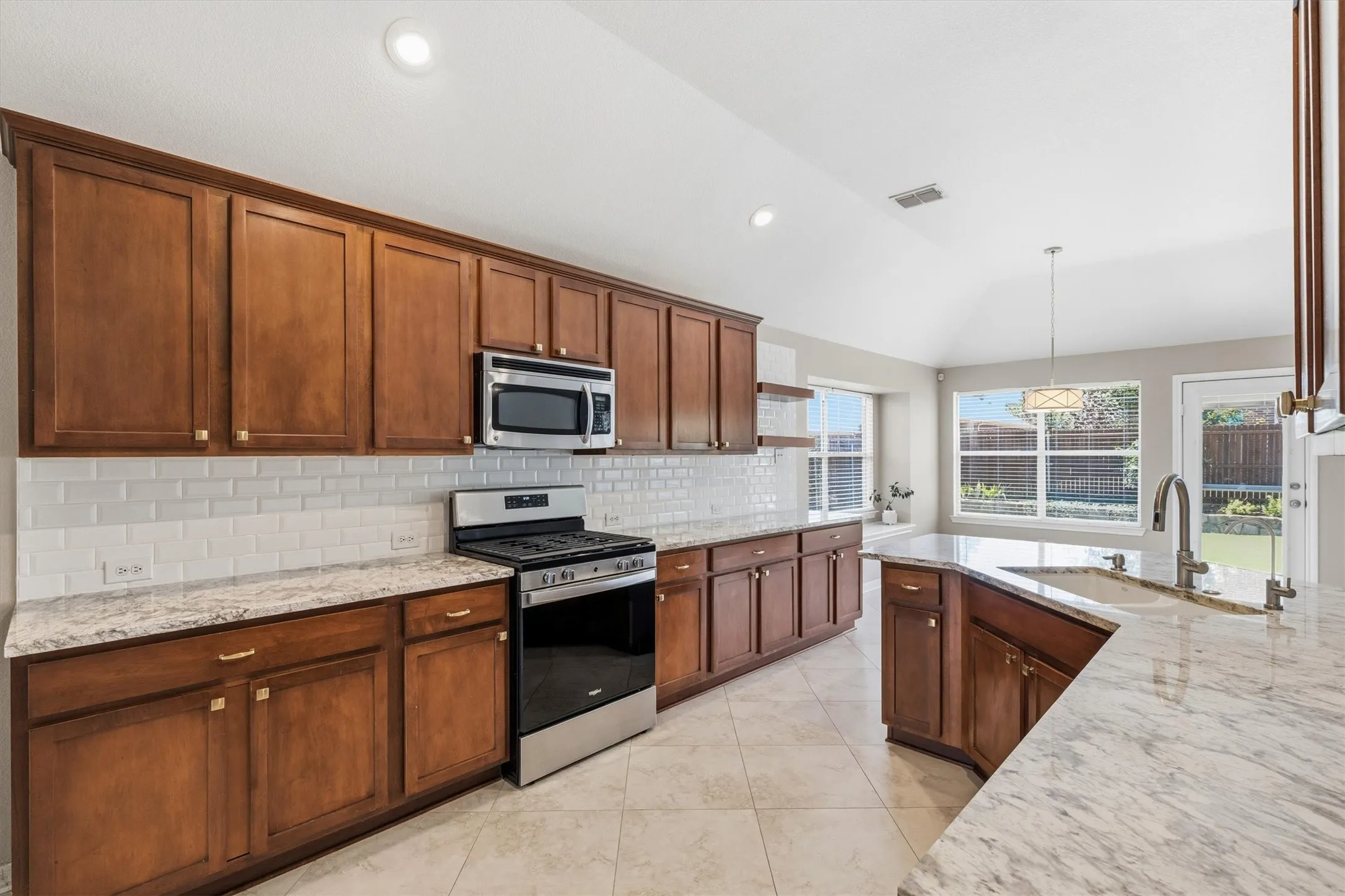 Single Family Residence For Sale in Denton County , 3056 Morning Star Drive, Little Elm, Texas 75068, 4 Bedroom, 3 Bathroom, 2 Garage spaces, 2,643 Sqft, built in 2005, mls#21354270, Real Estate Agent in Little Elm, Homes For Sale in Denton county, Homes For Sale in Little Elm, Realtor in Little Elm Texas, Real Estate Brokerage Independent Realty Texas, Luminita Cordes Realtor