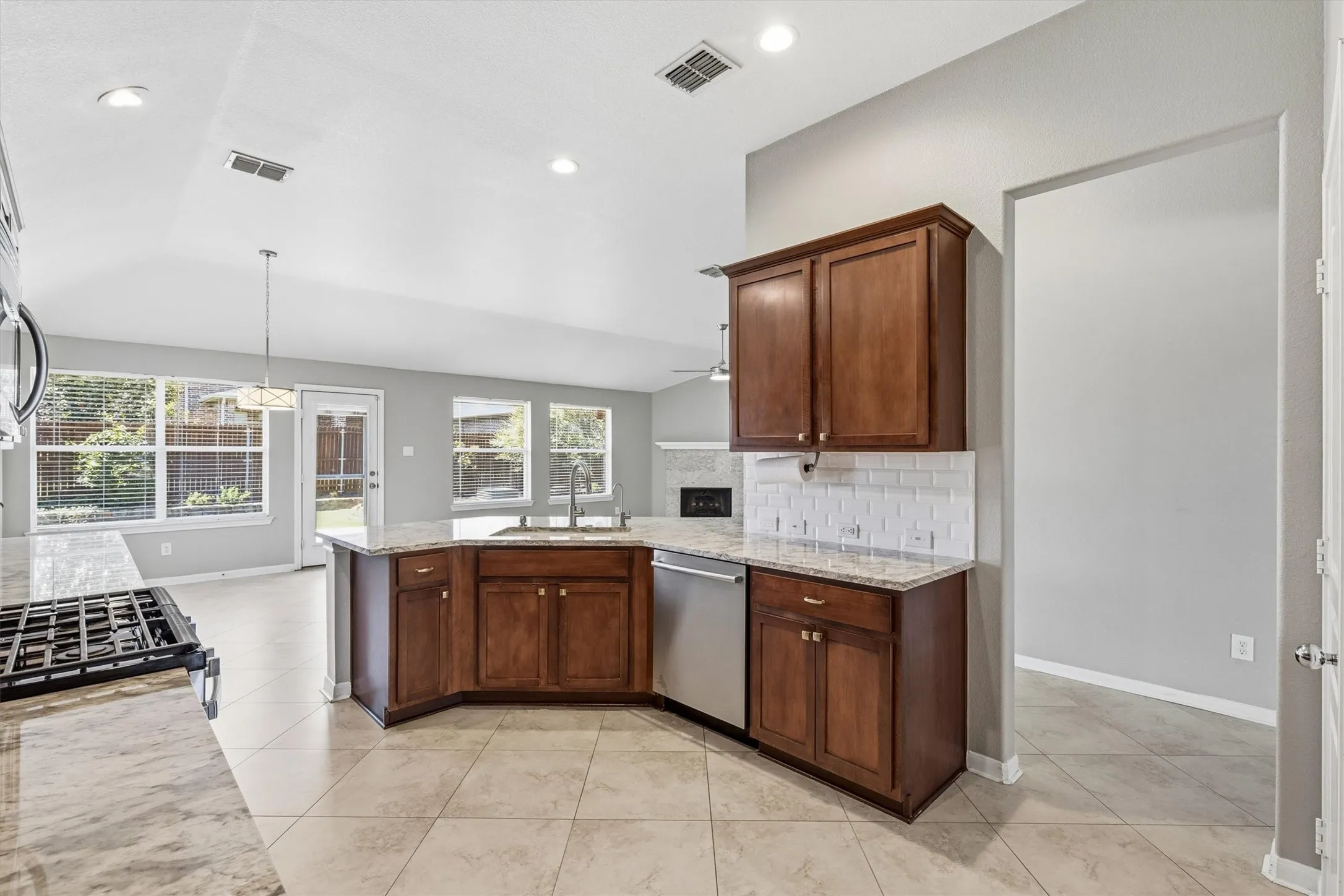 Single Family Residence For Sale in Denton County , 3056 Morning Star Drive, Little Elm, Texas 75068, 4 Bedroom, 3 Bathroom, 2 Garage spaces, 2,643 Sqft, built in 2005, mls#21354270, Real Estate Agent in Little Elm, Homes For Sale in Denton county, Homes For Sale in Little Elm, Realtor in Little Elm Texas, Real Estate Brokerage Independent Realty Texas, Luminita Cordes Realtor