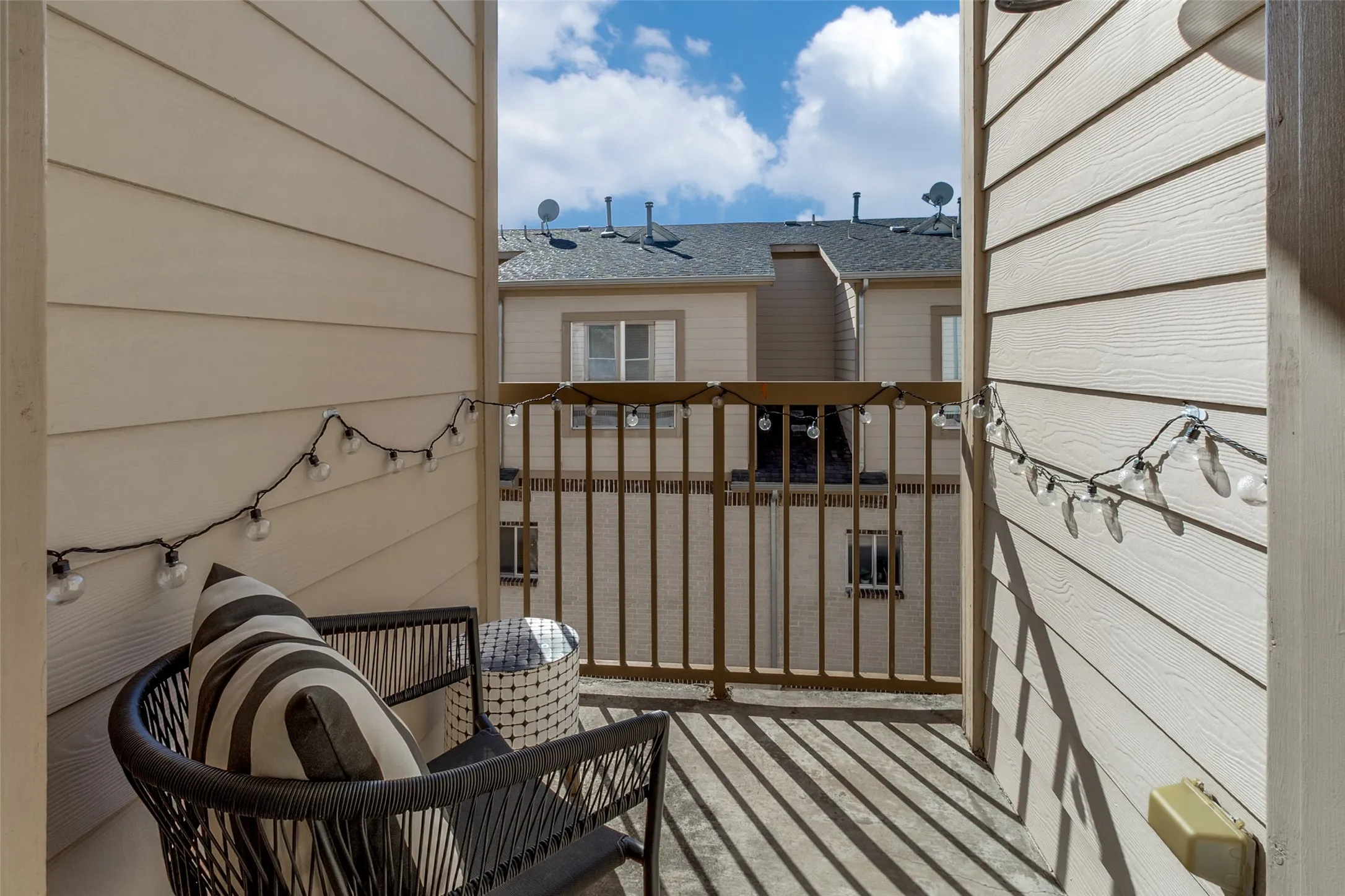 Condominium For Sale in Dallas County , 4830 Cedar Springs Road 11, Dallas, Texas 75219, 2 Bedroom, 3 Bathroom, 2 Garage spaces, 1,994 Sqft, built in 2005, mls#21353985, Real Estate Agent in Dallas, Homes For Sale in Dallas county, Homes For Sale in Dallas, Realtor in Dallas Texas, Real Estate Brokerage Independent Realty Texas, Luminita Cordes Realtor