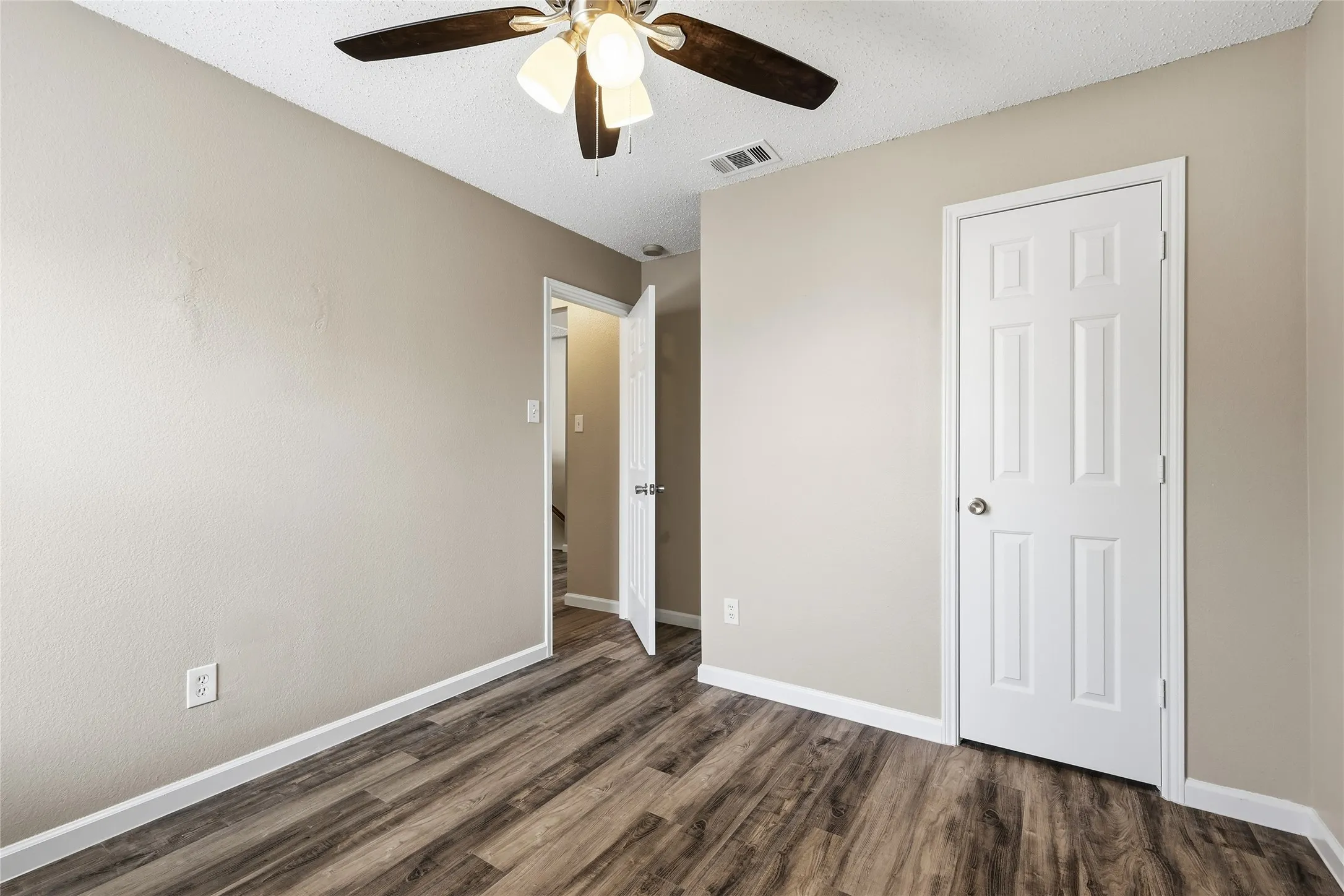 Single Family Residence For Sale in Tarrant County , 3520 Cattlebaron Drive, Fort Worth, Texas 76262, 4 Bedroom, 3 Bathroom, 2 Garage spaces, 2,402 Sqft, built in 2001, mls#21354119, Real Estate Agent in Fort Worth, Homes For Sale in Tarrant county, Homes For Sale in Fort Worth, Realtor in Fort Worth Texas, Real Estate Brokerage Independent Realty Texas, Luminita Cordes Realtor