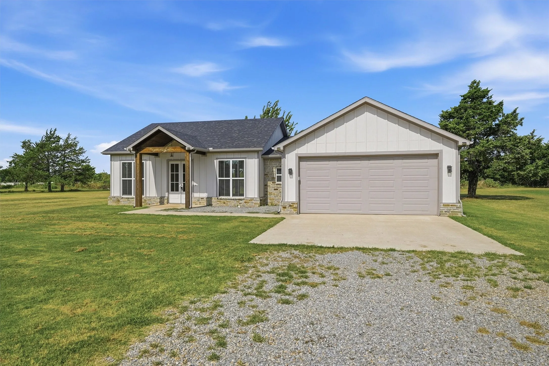 Single Family Residence For Sale in Grayson County , 237 Gun Club Road, Denison, Texas 75021, 3 Bedroom, 3 Bathroom, 2 Garage spaces, 1,600 Sqft, built in 2023, mls#21354305, Real Estate Agent in Denison, Homes For Sale in Grayson county, Homes For Sale in Denison, Realtor in Denison Texas, Real Estate Brokerage Independent Realty Texas, Luminita Cordes Realtor