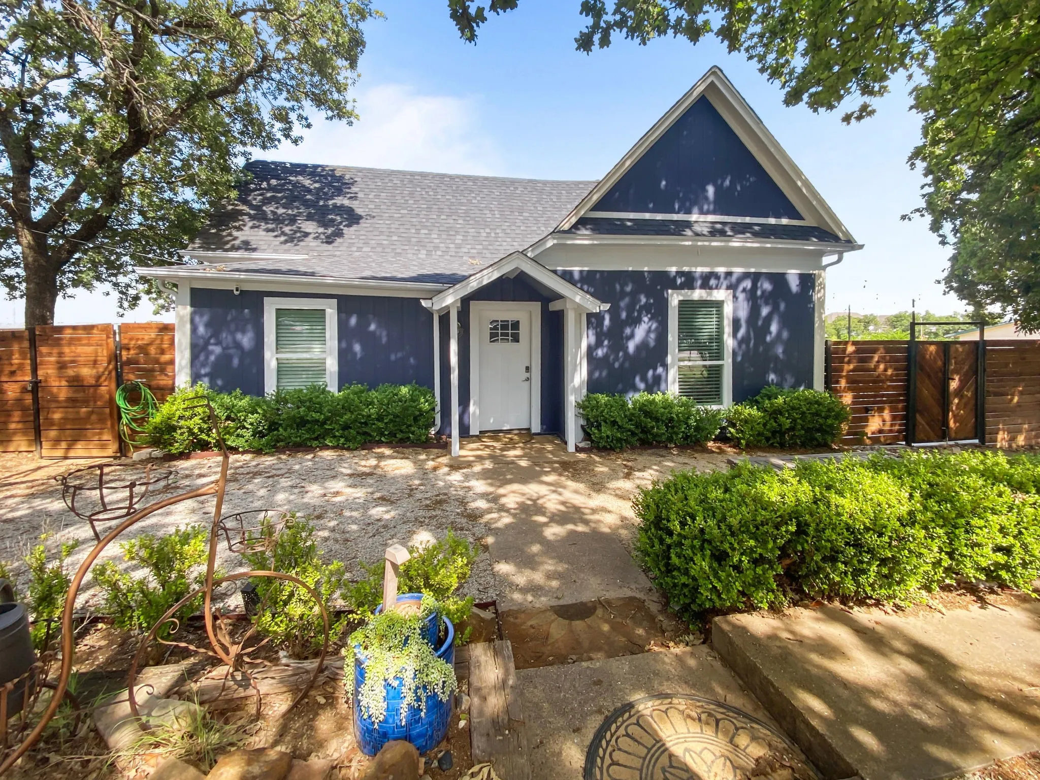Single Family Residence For Rent in Denton County , 815 Stonecrest Road, Argyle, Texas 76226, 2 Bedrooms, 2 Bathrooms, Garage spaces, 1,264 Sqft, built in 1961, Price $2,400, mls#21348440, Real Estate Agent in Argyle, Homes For Rent in Denton county, Homes For Rent in Argyle, Realtor in Argyle Texas, Real Estate Brokerage Independent Realty Texas, Luminita Cordes Realtor