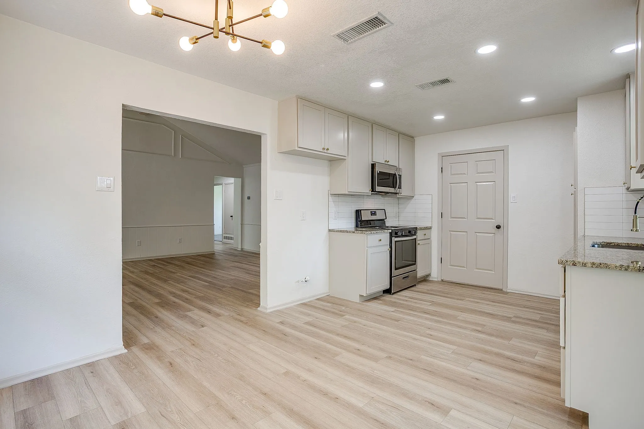 Single Family Residence For Sale in Tarrant County , 7017 Betsy Ross Court, Watauga, Texas 76148, 3 Bedroom, 2 Bathroom, 2 Garage spaces, 1,388 Sqft, built in 1978, mls#21350679, Real Estate Agent in Watauga, Homes For Sale in Tarrant county, Homes For Sale in Watauga, Realtor in Watauga Texas, Real Estate Brokerage Independent Realty Texas, Luminita Cordes Realtor