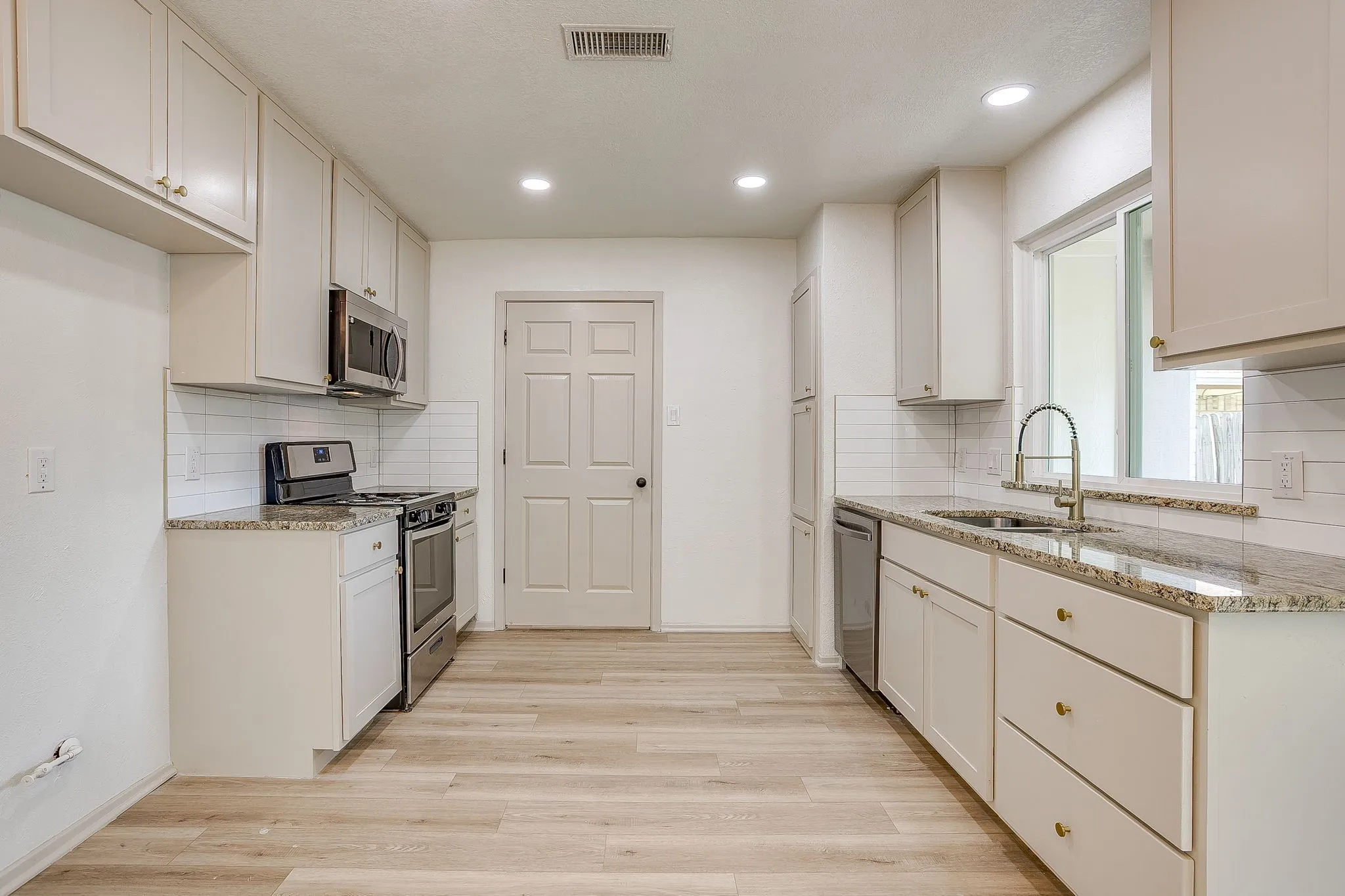 Single Family Residence For Sale in Tarrant County , 7017 Betsy Ross Court, Watauga, Texas 76148, 3 Bedroom, 2 Bathroom, 2 Garage spaces, 1,388 Sqft, built in 1978, mls#21350679, Real Estate Agent in Watauga, Homes For Sale in Tarrant county, Homes For Sale in Watauga, Realtor in Watauga Texas, Real Estate Brokerage Independent Realty Texas, Luminita Cordes Realtor