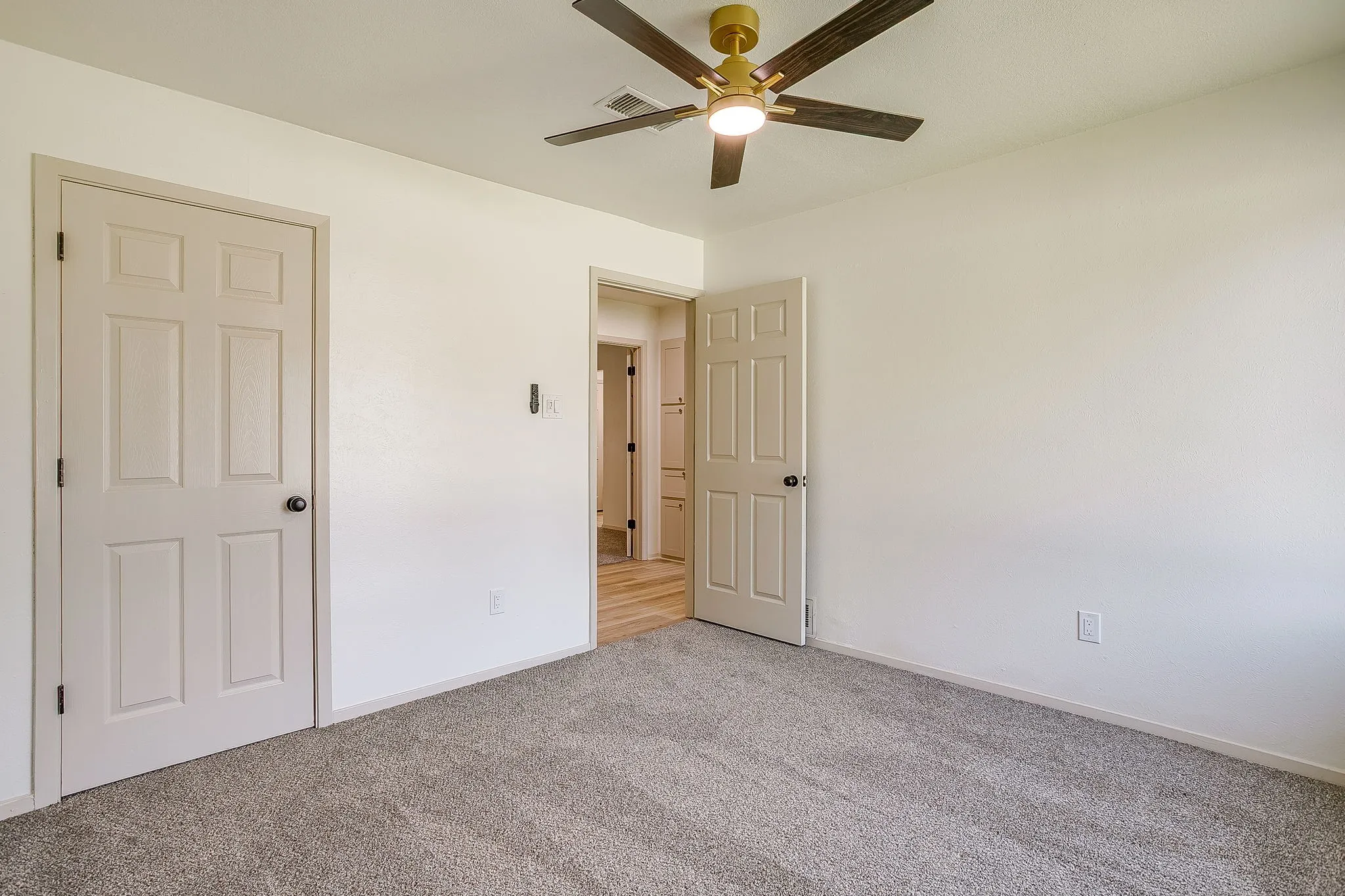 Single Family Residence For Sale in Tarrant County , 7017 Betsy Ross Court, Watauga, Texas 76148, 3 Bedroom, 2 Bathroom, 2 Garage spaces, 1,388 Sqft, built in 1978, mls#21350679, Real Estate Agent in Watauga, Homes For Sale in Tarrant county, Homes For Sale in Watauga, Realtor in Watauga Texas, Real Estate Brokerage Independent Realty Texas, Luminita Cordes Realtor