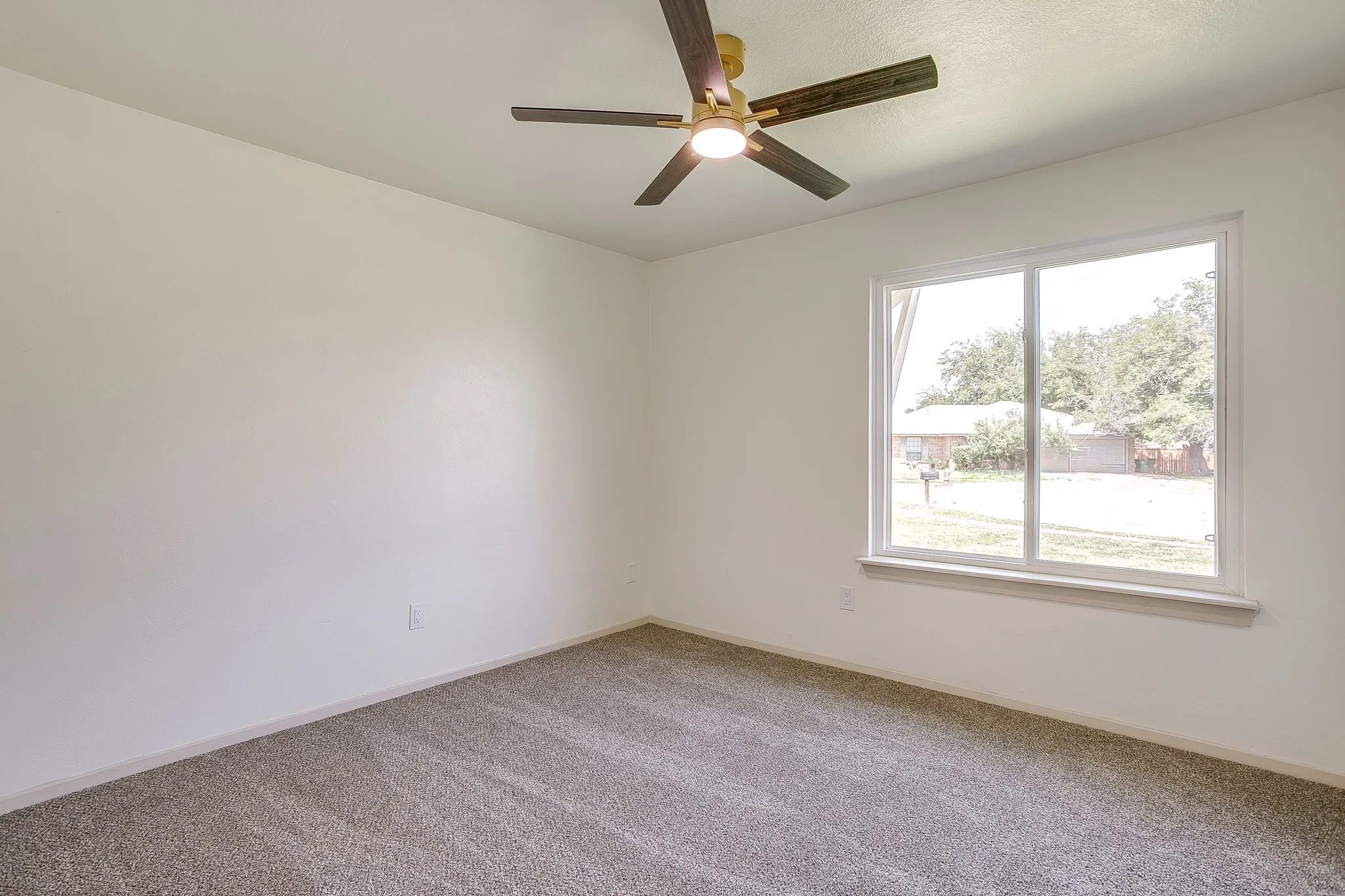 Single Family Residence For Sale in Tarrant County , 7017 Betsy Ross Court, Watauga, Texas 76148, 3 Bedroom, 2 Bathroom, 2 Garage spaces, 1,388 Sqft, built in 1978, mls#21350679, Real Estate Agent in Watauga, Homes For Sale in Tarrant county, Homes For Sale in Watauga, Realtor in Watauga Texas, Real Estate Brokerage Independent Realty Texas, Luminita Cordes Realtor