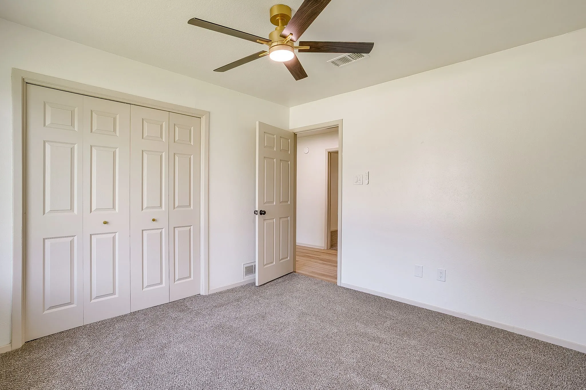 Single Family Residence For Sale in Tarrant County , 7017 Betsy Ross Court, Watauga, Texas 76148, 3 Bedroom, 2 Bathroom, 2 Garage spaces, 1,388 Sqft, built in 1978, mls#21350679, Real Estate Agent in Watauga, Homes For Sale in Tarrant county, Homes For Sale in Watauga, Realtor in Watauga Texas, Real Estate Brokerage Independent Realty Texas, Luminita Cordes Realtor