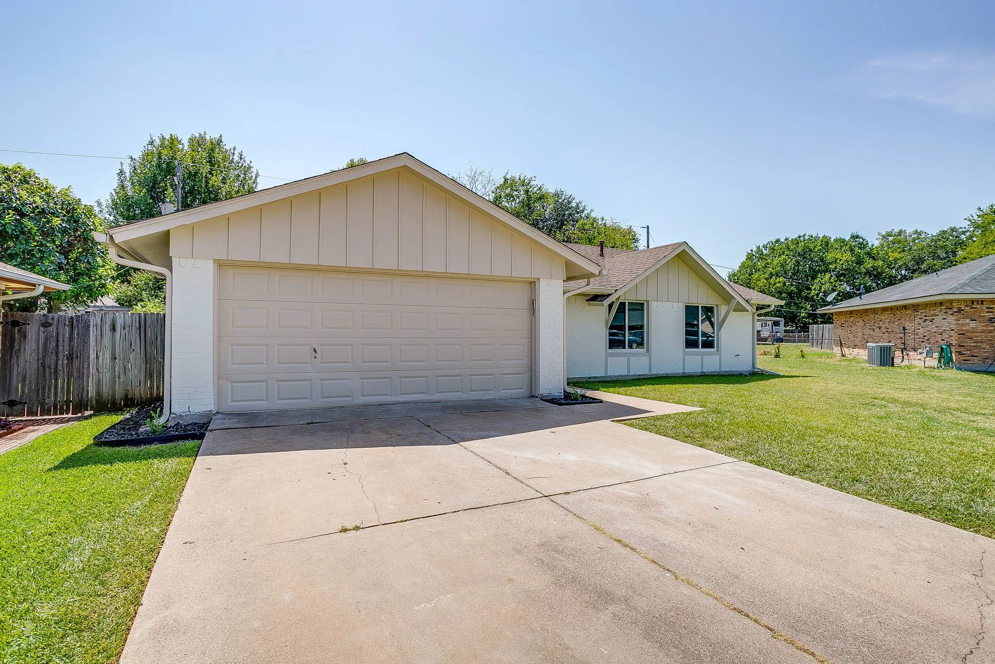 Single Family Residence For Sale in Tarrant County , 7017 Betsy Ross Court, Watauga, Texas 76148, 3 Bedroom, 2 Bathroom, 2 Garage spaces, 1,388 Sqft, built in 1978, mls#21350679, Real Estate Agent in Watauga, Homes For Sale in Tarrant county, Homes For Sale in Watauga, Realtor in Watauga Texas, Real Estate Brokerage Independent Realty Texas, Luminita Cordes Realtor