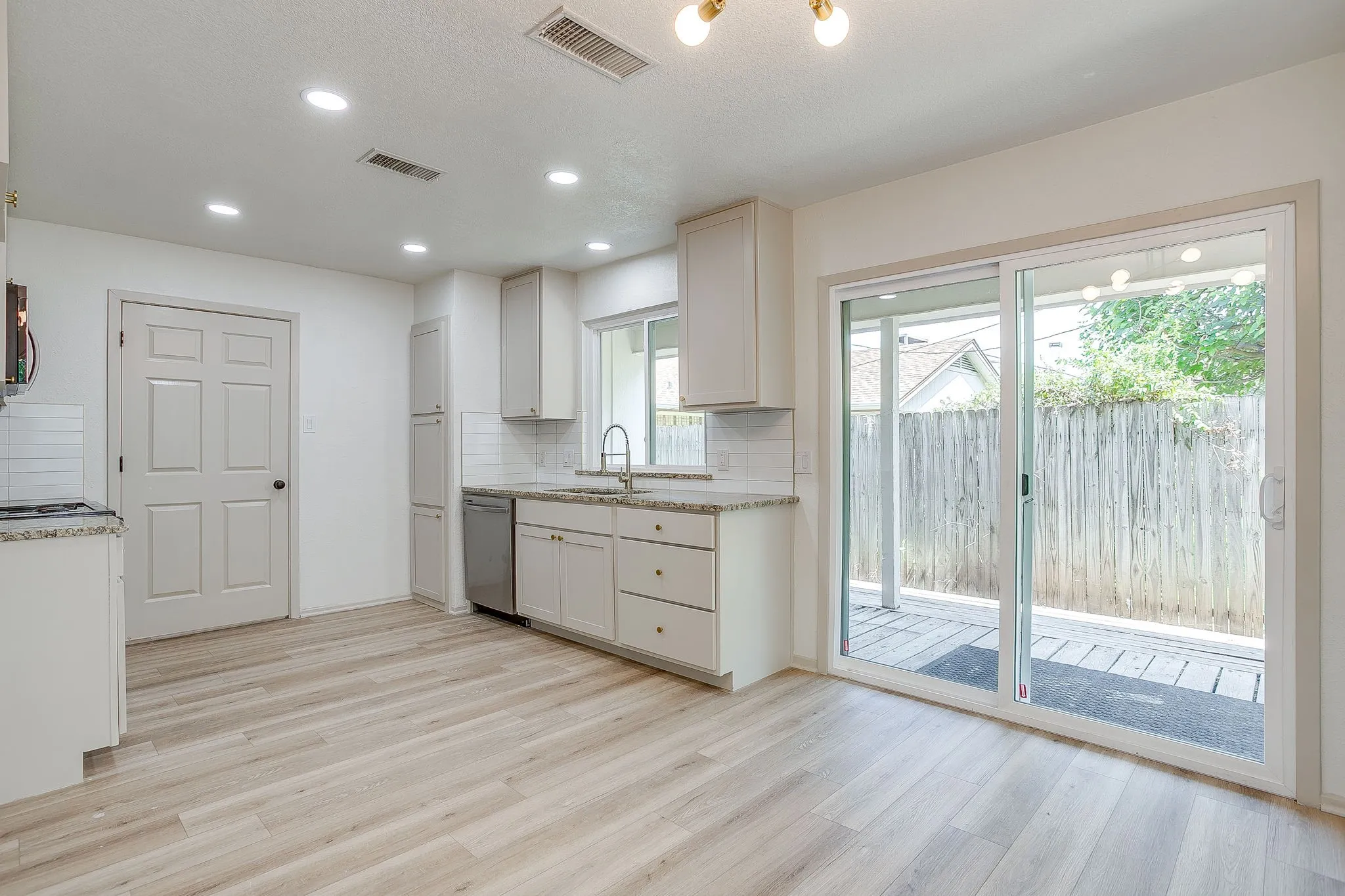 Single Family Residence For Sale in Tarrant County , 7017 Betsy Ross Court, Watauga, Texas 76148, 3 Bedroom, 2 Bathroom, 2 Garage spaces, 1,388 Sqft, built in 1978, mls#21350679, Real Estate Agent in Watauga, Homes For Sale in Tarrant county, Homes For Sale in Watauga, Realtor in Watauga Texas, Real Estate Brokerage Independent Realty Texas, Luminita Cordes Realtor