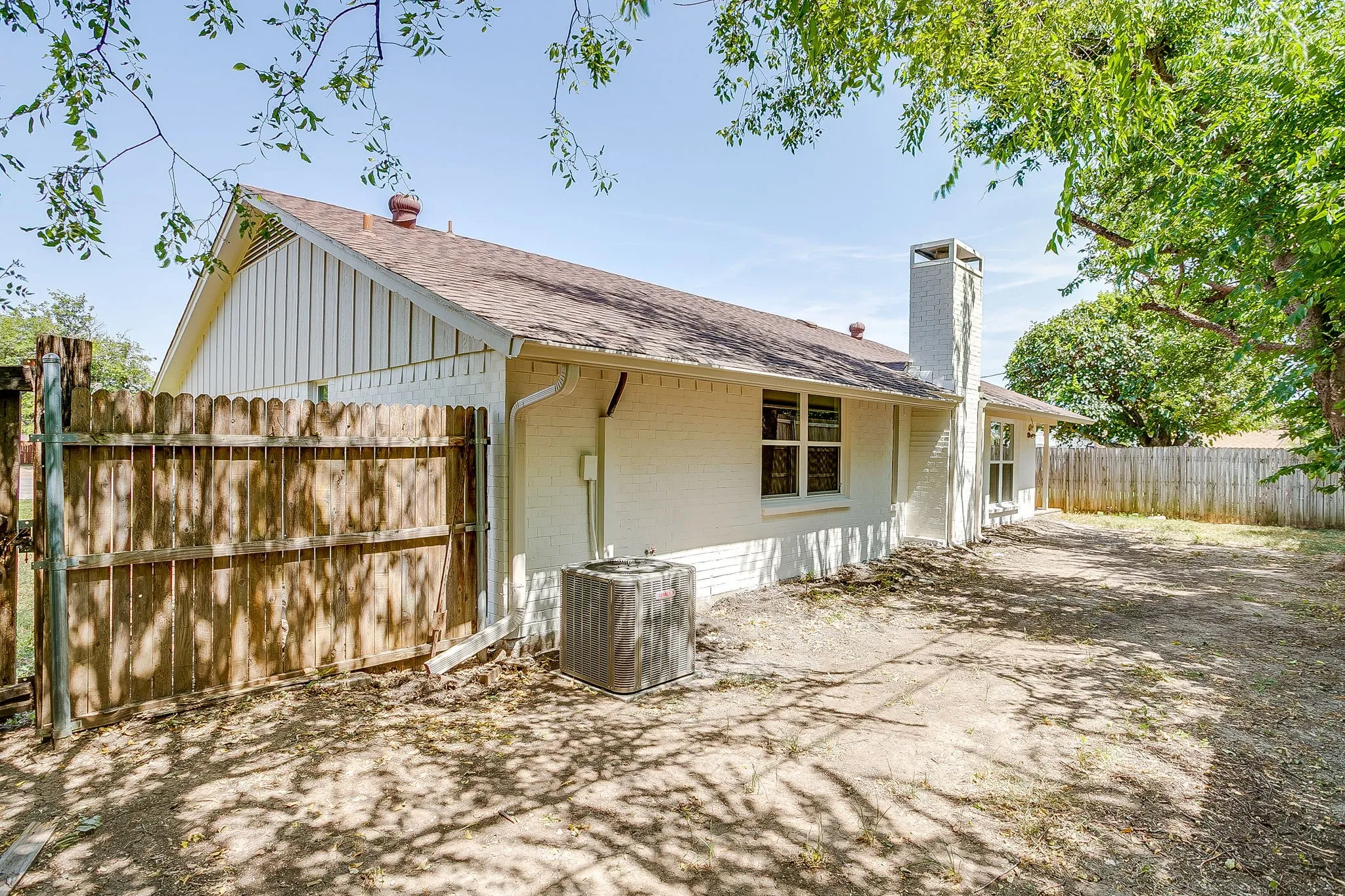 Single Family Residence For Sale in Tarrant County , 7017 Betsy Ross Court, Watauga, Texas 76148, 3 Bedroom, 2 Bathroom, 2 Garage spaces, 1,388 Sqft, built in 1978, mls#21350679, Real Estate Agent in Watauga, Homes For Sale in Tarrant county, Homes For Sale in Watauga, Realtor in Watauga Texas, Real Estate Brokerage Independent Realty Texas, Luminita Cordes Realtor