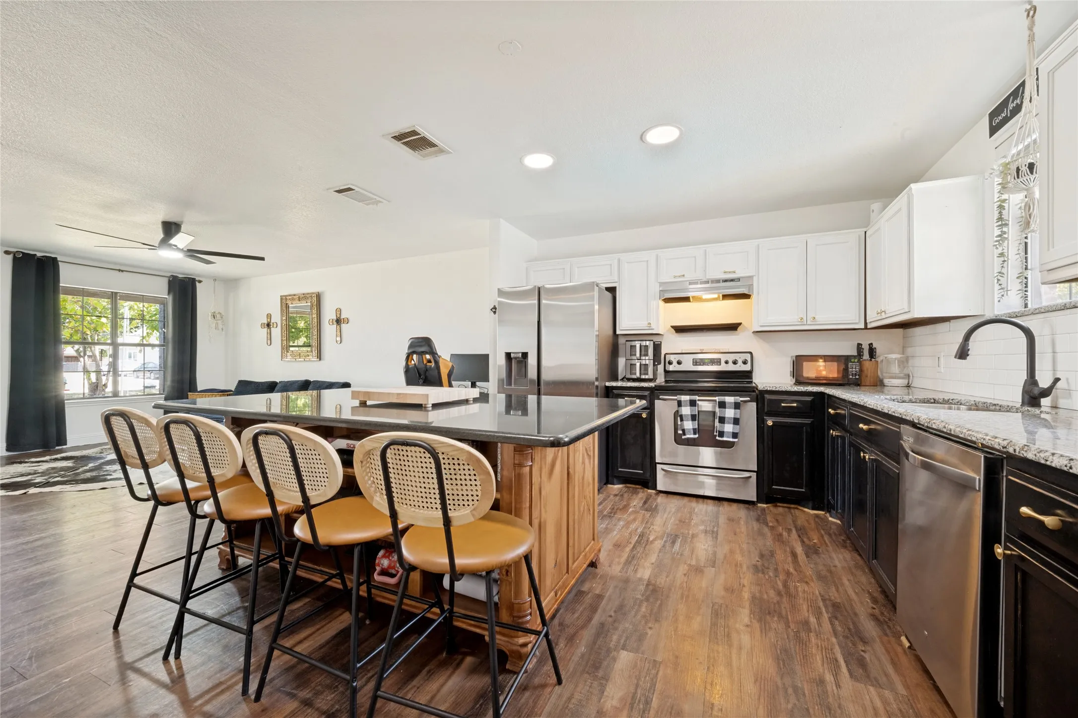 Single Family Residence For Sale in Denton County , 105 N 7th Street, Sanger, Texas 76266, 3 Bedroom, 1 Bathroom, Garage spaces, 1,200 Sqft, built in 2009, mls#21354310, Real Estate Agent in Sanger, Homes For Sale in Denton county, Homes For Sale in Sanger, Realtor in Sanger Texas, Real Estate Brokerage Independent Realty Texas, Luminita Cordes Realtor