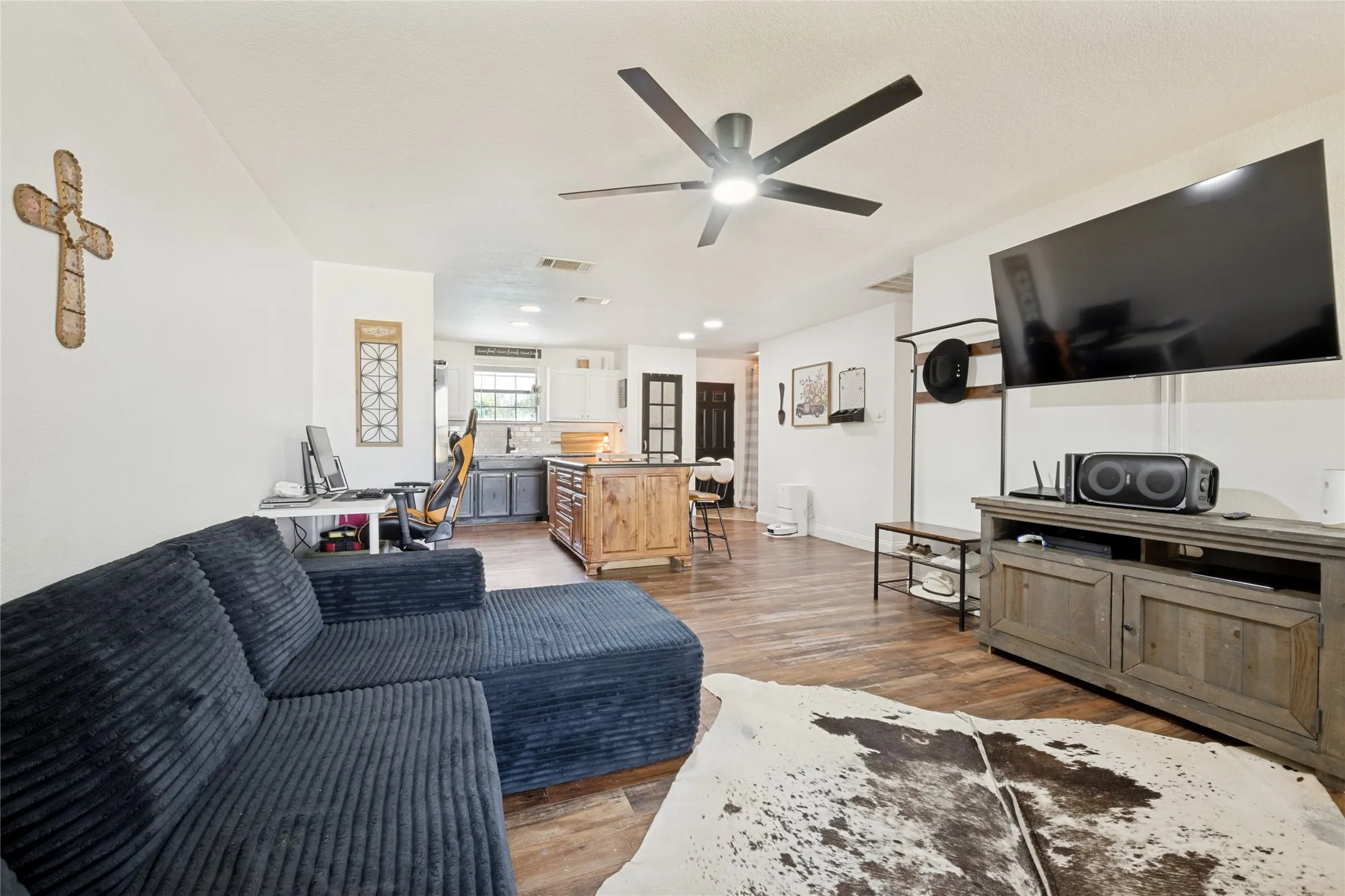 Single Family Residence For Sale in Denton County , 105 N 7th Street, Sanger, Texas 76266, 3 Bedroom, 1 Bathroom, Garage spaces, 1,200 Sqft, built in 2009, mls#21354310, Real Estate Agent in Sanger, Homes For Sale in Denton county, Homes For Sale in Sanger, Realtor in Sanger Texas, Real Estate Brokerage Independent Realty Texas, Luminita Cordes Realtor