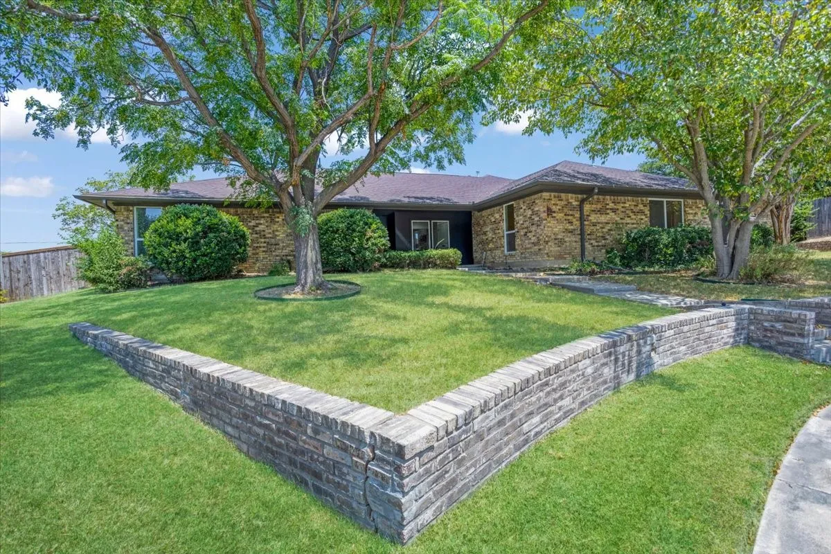 Duplex For Rent in Dallas County , 2149 Willow Place B, Carrollton, Texas 75006, 3 Bedroom, 2 Bathroom, 2 Garage spaces, 1,561 Sqft, built in 1979, mls#21354297, Real Estate Agent in Carrollton, Homes For Rent in Dallas county, Homes For Rent in Carrollton, Realtor in Carrollton Texas, Real Estate Brokerage Independent Realty Texas, Luminita Cordes Realtor