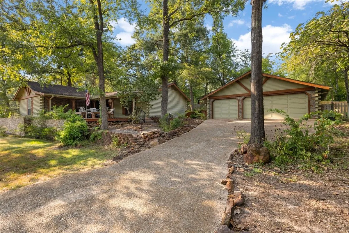 Single Family Residence For Sale in Smith County , 1603 Pineview Lane, Hideaway, Texas 75771, 3 Bedroom, 2 Bathroom, 3 Garage spaces, 1,816 Sqft, built in 1983, mls#21354332, Real Estate Agent in Hideaway, Homes For Sale in Smith county, Homes For Sale in Hideaway, Realtor in Hideaway Texas, Real Estate Brokerage Independent Realty Texas, Luminita Cordes Realtor