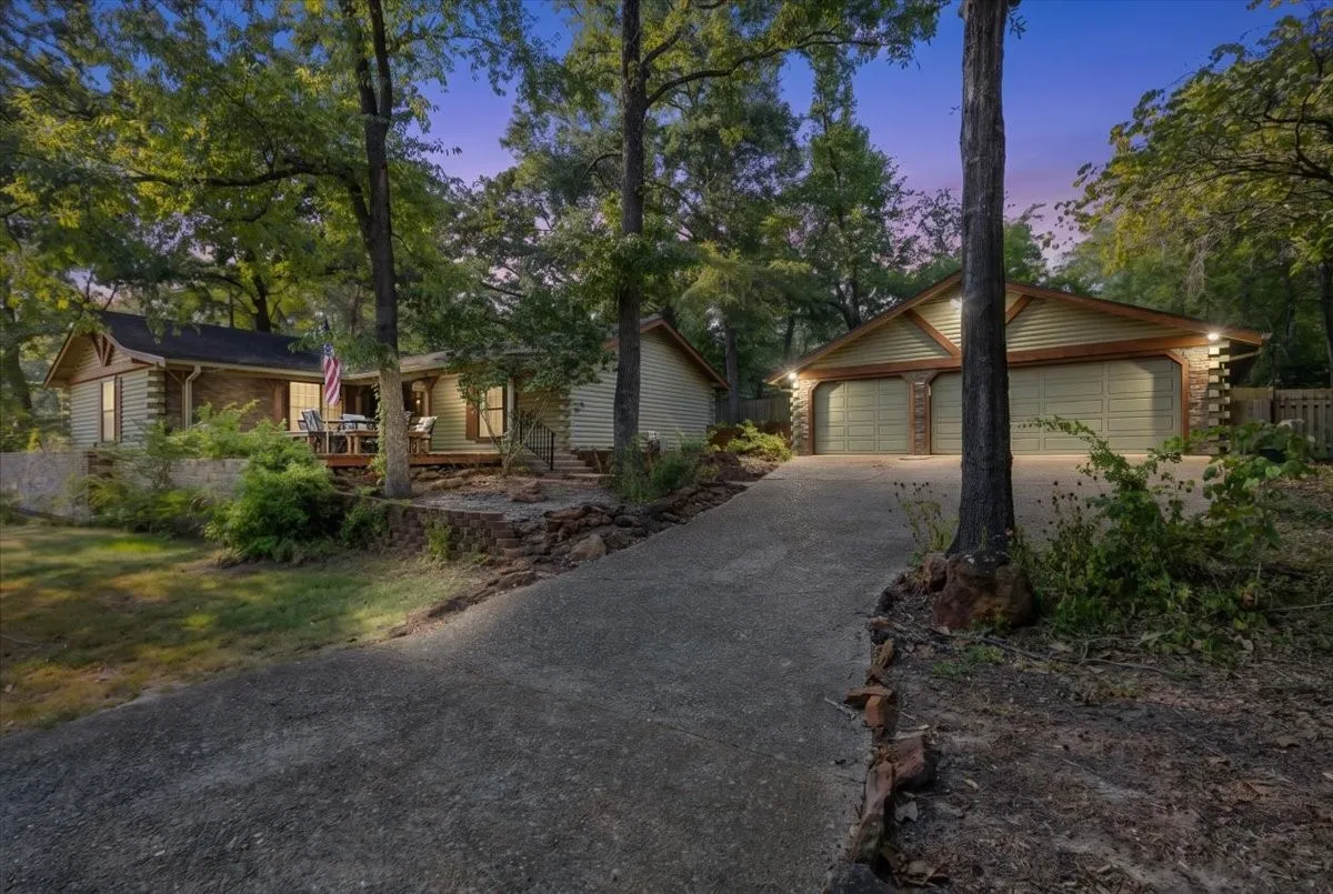 Single Family Residence For Sale in Smith County , 1603 Pineview Lane, Hideaway, Texas 75771, 3 Bedroom, 2 Bathroom, 3 Garage spaces, 1,816 Sqft, built in 1983, mls#21354332, Real Estate Agent in Hideaway, Homes For Sale in Smith county, Homes For Sale in Hideaway, Realtor in Hideaway Texas, Real Estate Brokerage Independent Realty Texas, Luminita Cordes Realtor
