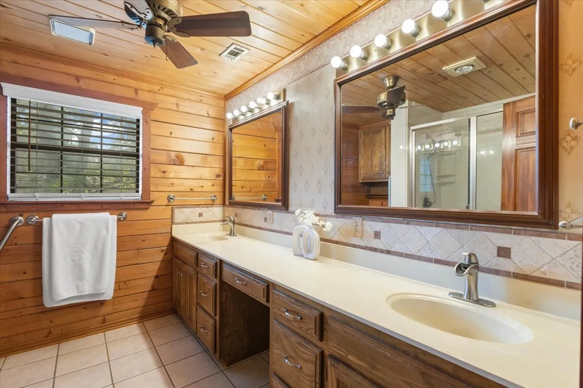 Single Family Residence For Sale in Smith County , 1603 Pineview Lane, Hideaway, Texas 75771, 3 Bedroom, 2 Bathroom, 3 Garage spaces, 1,816 Sqft, built in 1983, mls#21354332, Real Estate Agent in Hideaway, Homes For Sale in Smith county, Homes For Sale in Hideaway, Realtor in Hideaway Texas, Real Estate Brokerage Independent Realty Texas, Luminita Cordes Realtor