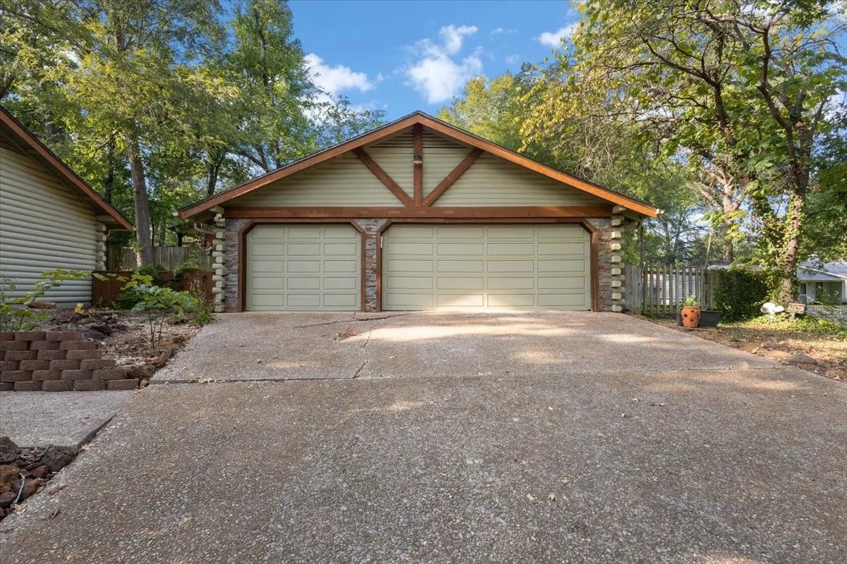 Single Family Residence For Sale in Smith County , 1603 Pineview Lane, Hideaway, Texas 75771, 3 Bedroom, 2 Bathroom, 3 Garage spaces, 1,816 Sqft, built in 1983, mls#21354332, Real Estate Agent in Hideaway, Homes For Sale in Smith county, Homes For Sale in Hideaway, Realtor in Hideaway Texas, Real Estate Brokerage Independent Realty Texas, Luminita Cordes Realtor