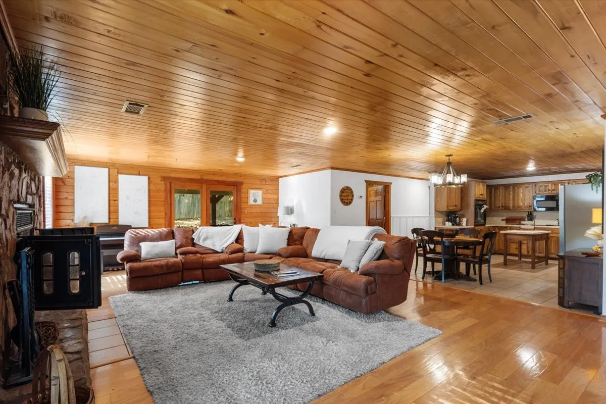 Single Family Residence For Sale in Smith County , 1603 Pineview Lane, Hideaway, Texas 75771, 3 Bedroom, 2 Bathroom, 3 Garage spaces, 1,816 Sqft, built in 1983, mls#21354332, Real Estate Agent in Hideaway, Homes For Sale in Smith county, Homes For Sale in Hideaway, Realtor in Hideaway Texas, Real Estate Brokerage Independent Realty Texas, Luminita Cordes Realtor