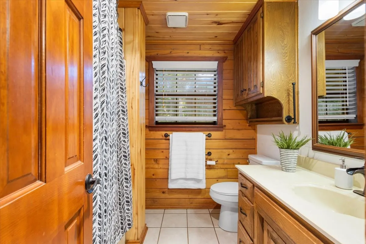 Single Family Residence For Sale in Smith County , 1603 Pineview Lane, Hideaway, Texas 75771, 3 Bedroom, 2 Bathroom, 3 Garage spaces, 1,816 Sqft, built in 1983, mls#21354332, Real Estate Agent in Hideaway, Homes For Sale in Smith county, Homes For Sale in Hideaway, Realtor in Hideaway Texas, Real Estate Brokerage Independent Realty Texas, Luminita Cordes Realtor