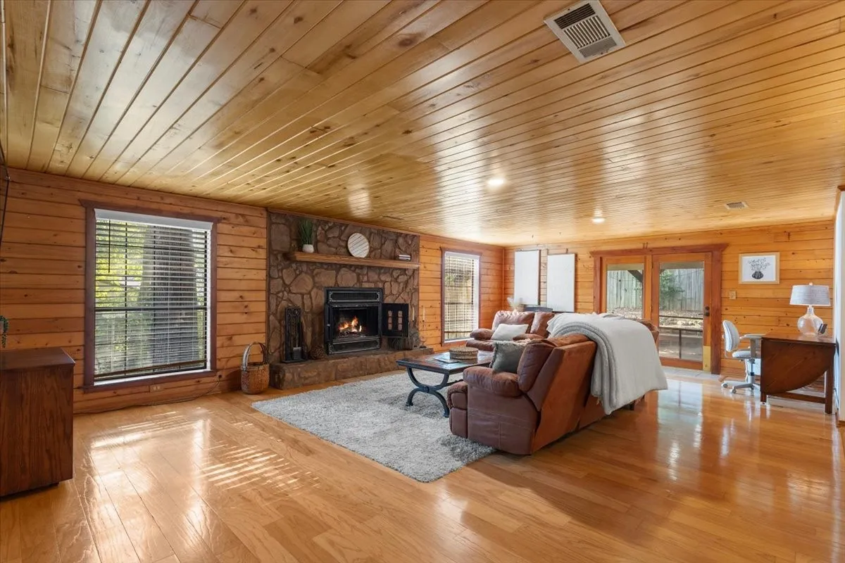 Single Family Residence For Sale in Smith County , 1603 Pineview Lane, Hideaway, Texas 75771, 3 Bedroom, 2 Bathroom, 3 Garage spaces, 1,816 Sqft, built in 1983, mls#21354332, Real Estate Agent in Hideaway, Homes For Sale in Smith county, Homes For Sale in Hideaway, Realtor in Hideaway Texas, Real Estate Brokerage Independent Realty Texas, Luminita Cordes Realtor