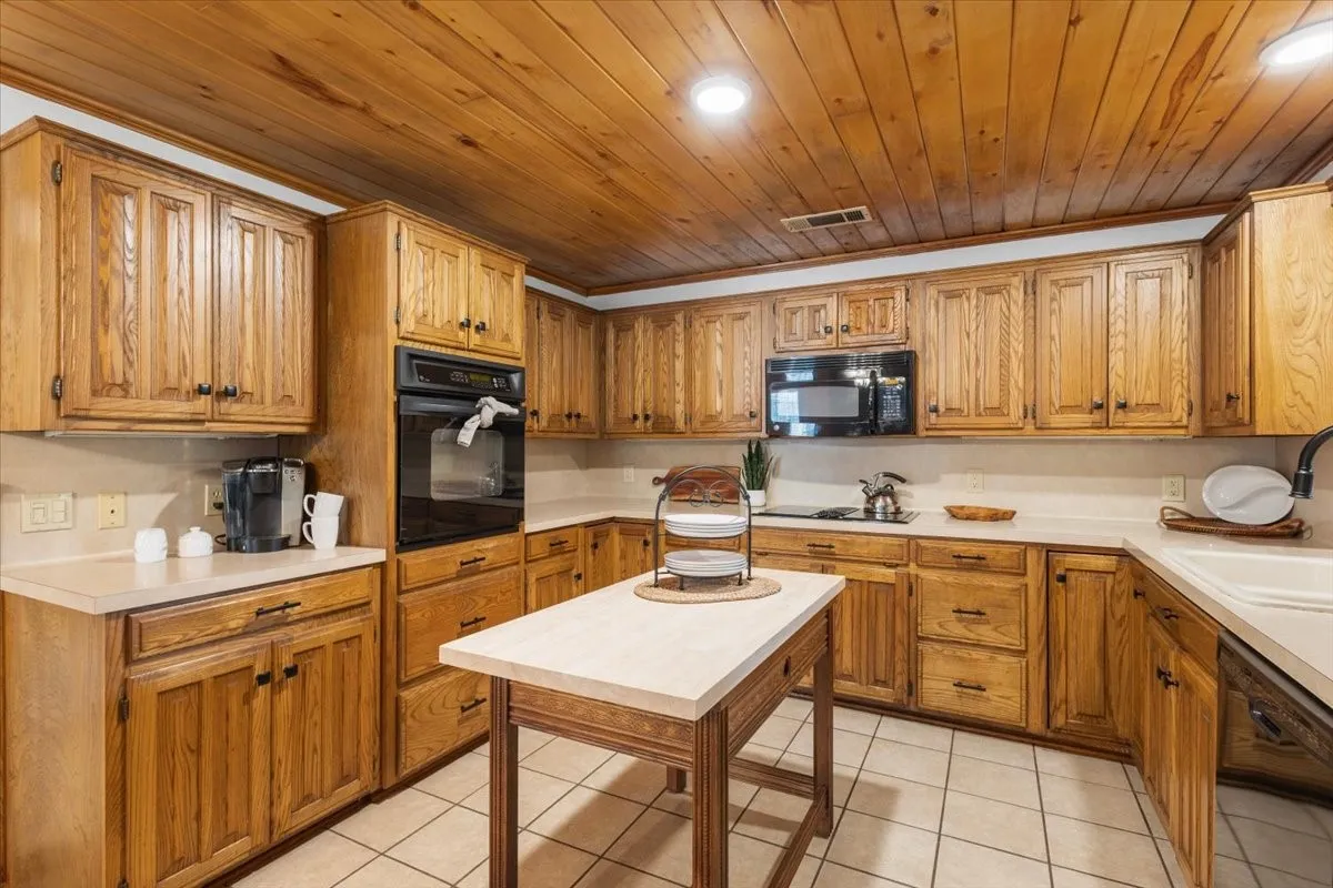 Single Family Residence For Sale in Smith County , 1603 Pineview Lane, Hideaway, Texas 75771, 3 Bedroom, 2 Bathroom, 3 Garage spaces, 1,816 Sqft, built in 1983, mls#21354332, Real Estate Agent in Hideaway, Homes For Sale in Smith county, Homes For Sale in Hideaway, Realtor in Hideaway Texas, Real Estate Brokerage Independent Realty Texas, Luminita Cordes Realtor