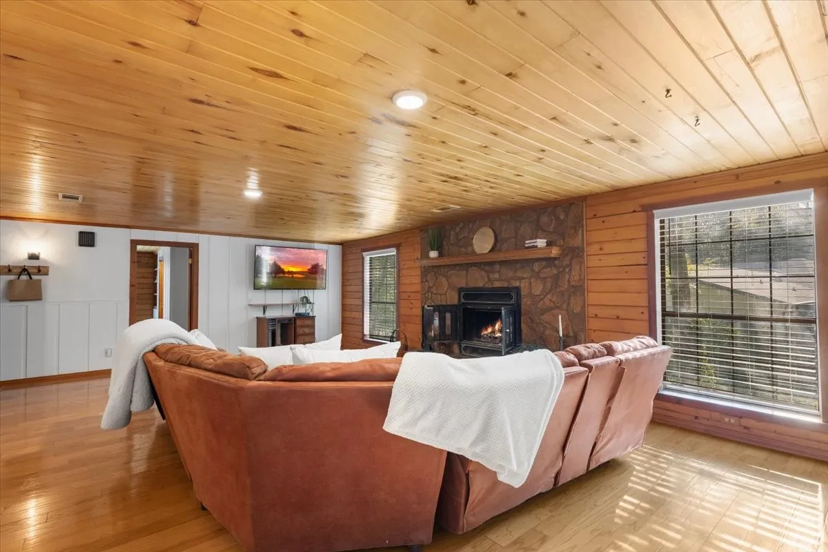 Single Family Residence For Sale in Smith County , 1603 Pineview Lane, Hideaway, Texas 75771, 3 Bedroom, 2 Bathroom, 3 Garage spaces, 1,816 Sqft, built in 1983, mls#21354332, Real Estate Agent in Hideaway, Homes For Sale in Smith county, Homes For Sale in Hideaway, Realtor in Hideaway Texas, Real Estate Brokerage Independent Realty Texas, Luminita Cordes Realtor