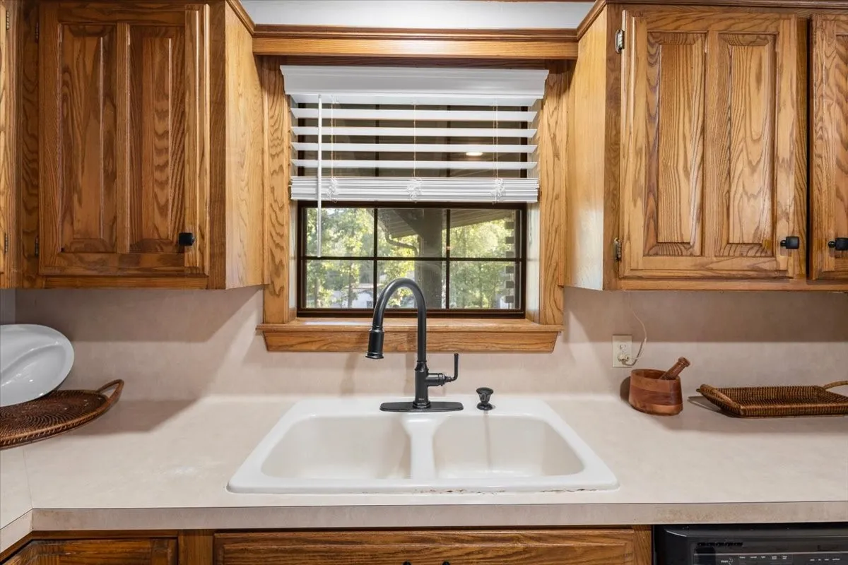 Single Family Residence For Sale in Smith County , 1603 Pineview Lane, Hideaway, Texas 75771, 3 Bedroom, 2 Bathroom, 3 Garage spaces, 1,816 Sqft, built in 1983, mls#21354332, Real Estate Agent in Hideaway, Homes For Sale in Smith county, Homes For Sale in Hideaway, Realtor in Hideaway Texas, Real Estate Brokerage Independent Realty Texas, Luminita Cordes Realtor