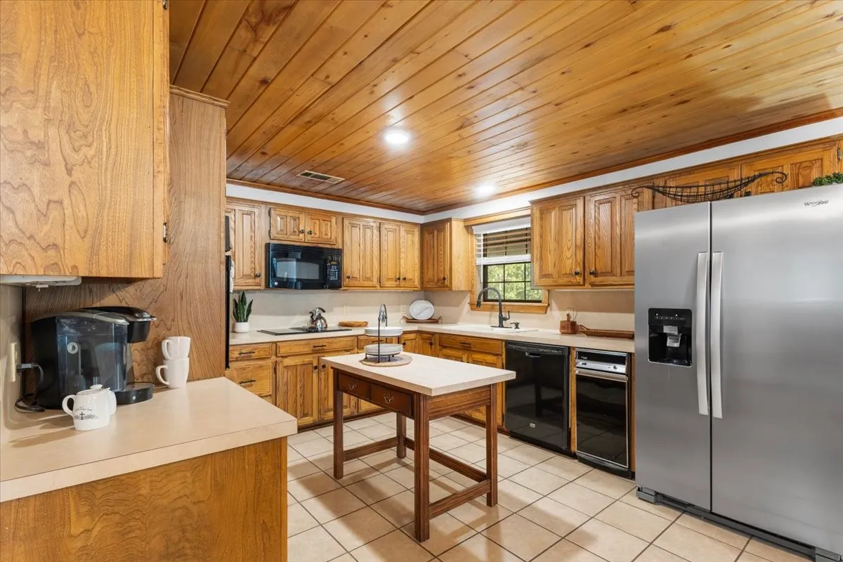 Single Family Residence For Sale in Smith County , 1603 Pineview Lane, Hideaway, Texas 75771, 3 Bedroom, 2 Bathroom, 3 Garage spaces, 1,816 Sqft, built in 1983, mls#21354332, Real Estate Agent in Hideaway, Homes For Sale in Smith county, Homes For Sale in Hideaway, Realtor in Hideaway Texas, Real Estate Brokerage Independent Realty Texas, Luminita Cordes Realtor