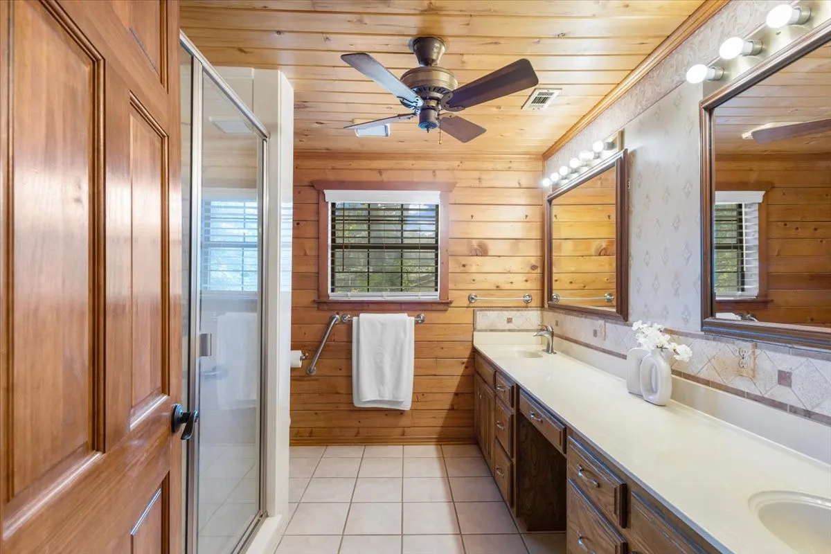 Single Family Residence For Sale in Smith County , 1603 Pineview Lane, Hideaway, Texas 75771, 3 Bedroom, 2 Bathroom, 3 Garage spaces, 1,816 Sqft, built in 1983, mls#21354332, Real Estate Agent in Hideaway, Homes For Sale in Smith county, Homes For Sale in Hideaway, Realtor in Hideaway Texas, Real Estate Brokerage Independent Realty Texas, Luminita Cordes Realtor