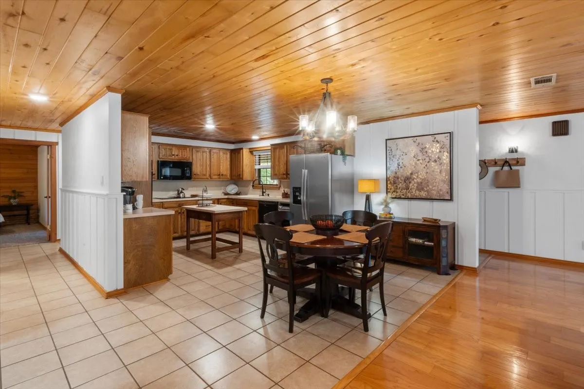 Single Family Residence For Sale in Smith County , 1603 Pineview Lane, Hideaway, Texas 75771, 3 Bedroom, 2 Bathroom, 3 Garage spaces, 1,816 Sqft, built in 1983, mls#21354332, Real Estate Agent in Hideaway, Homes For Sale in Smith county, Homes For Sale in Hideaway, Realtor in Hideaway Texas, Real Estate Brokerage Independent Realty Texas, Luminita Cordes Realtor