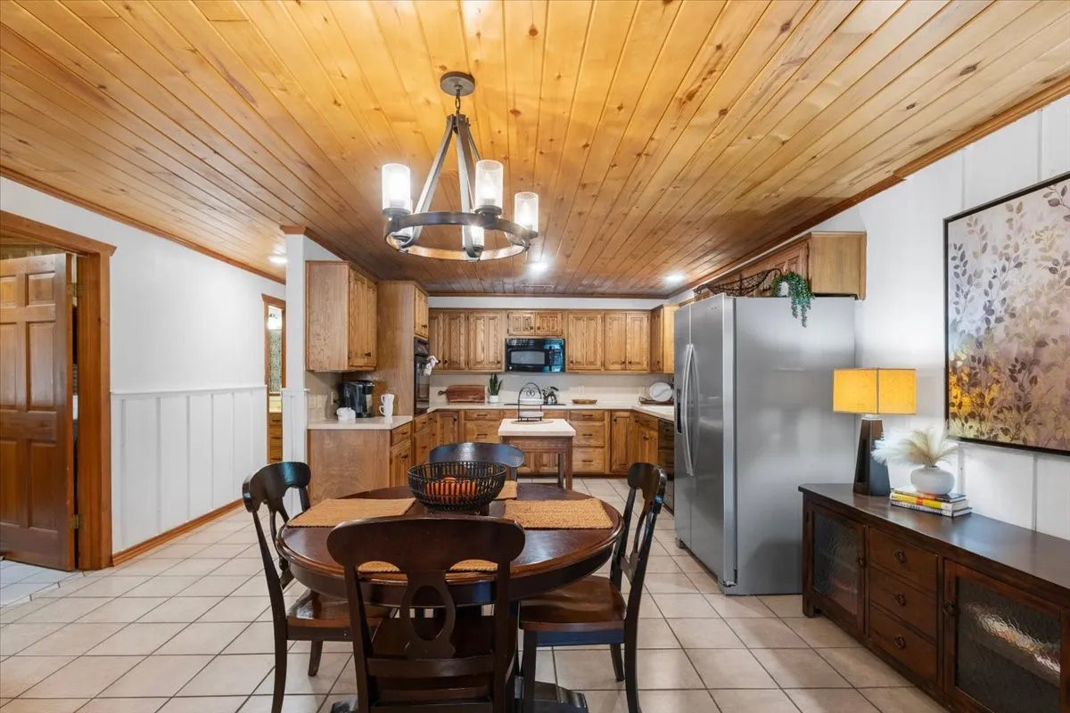Single Family Residence For Sale in Smith County , 1603 Pineview Lane, Hideaway, Texas 75771, 3 Bedroom, 2 Bathroom, 3 Garage spaces, 1,816 Sqft, built in 1983, mls#21354332, Real Estate Agent in Hideaway, Homes For Sale in Smith county, Homes For Sale in Hideaway, Realtor in Hideaway Texas, Real Estate Brokerage Independent Realty Texas, Luminita Cordes Realtor