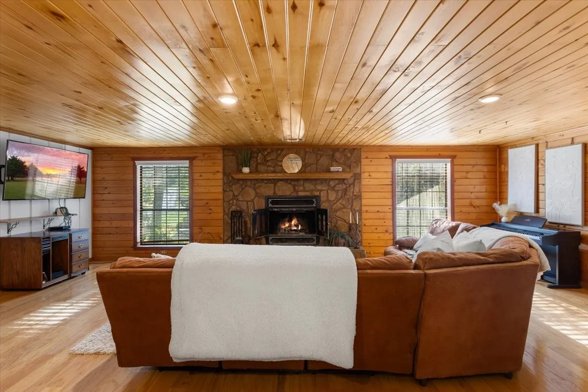 Single Family Residence For Sale in Smith County , 1603 Pineview Lane, Hideaway, Texas 75771, 3 Bedroom, 2 Bathroom, 3 Garage spaces, 1,816 Sqft, built in 1983, mls#21354332, Real Estate Agent in Hideaway, Homes For Sale in Smith county, Homes For Sale in Hideaway, Realtor in Hideaway Texas, Real Estate Brokerage Independent Realty Texas, Luminita Cordes Realtor