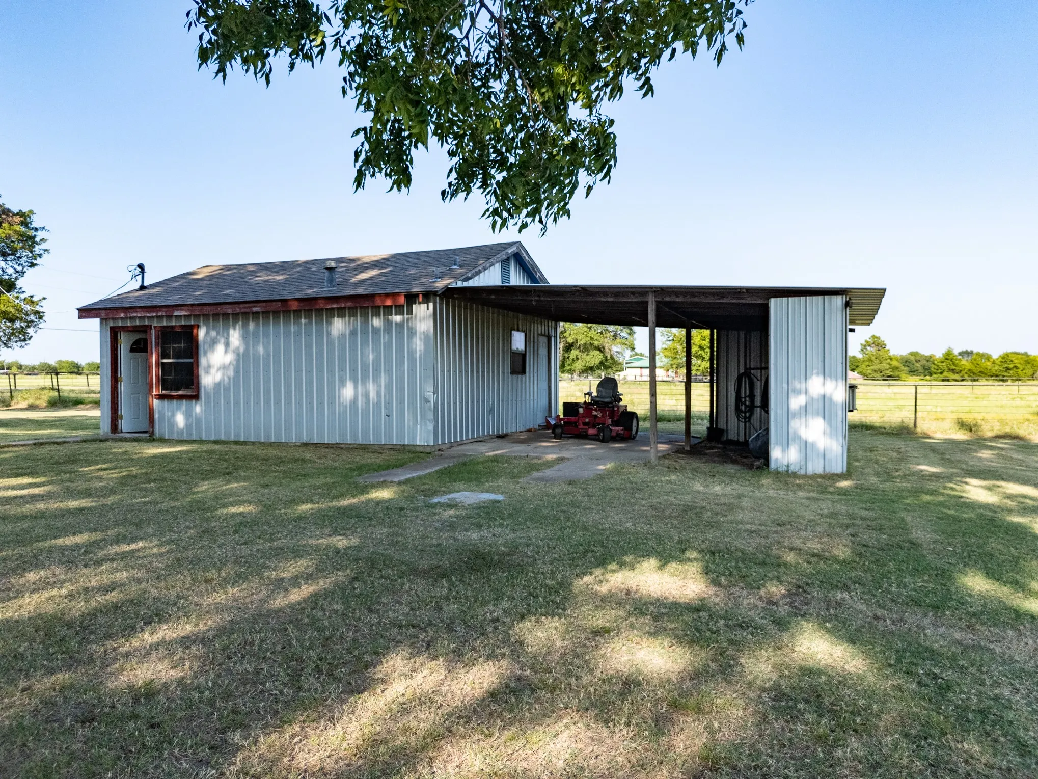Single Family Residence For Sale in Fannin County , 502 County Road 2610, Bonham, Texas 75418, 4 Bedroom, 2 Bathroom, 2 Garage spaces, 2,181 Sqft, built in 1980, mls#21354334, Real Estate Agent in Bonham, Homes For Sale in Fannin county, Homes For Sale in Bonham, Realtor in Bonham Texas, Real Estate Brokerage Independent Realty Texas, Luminita Cordes Realtor