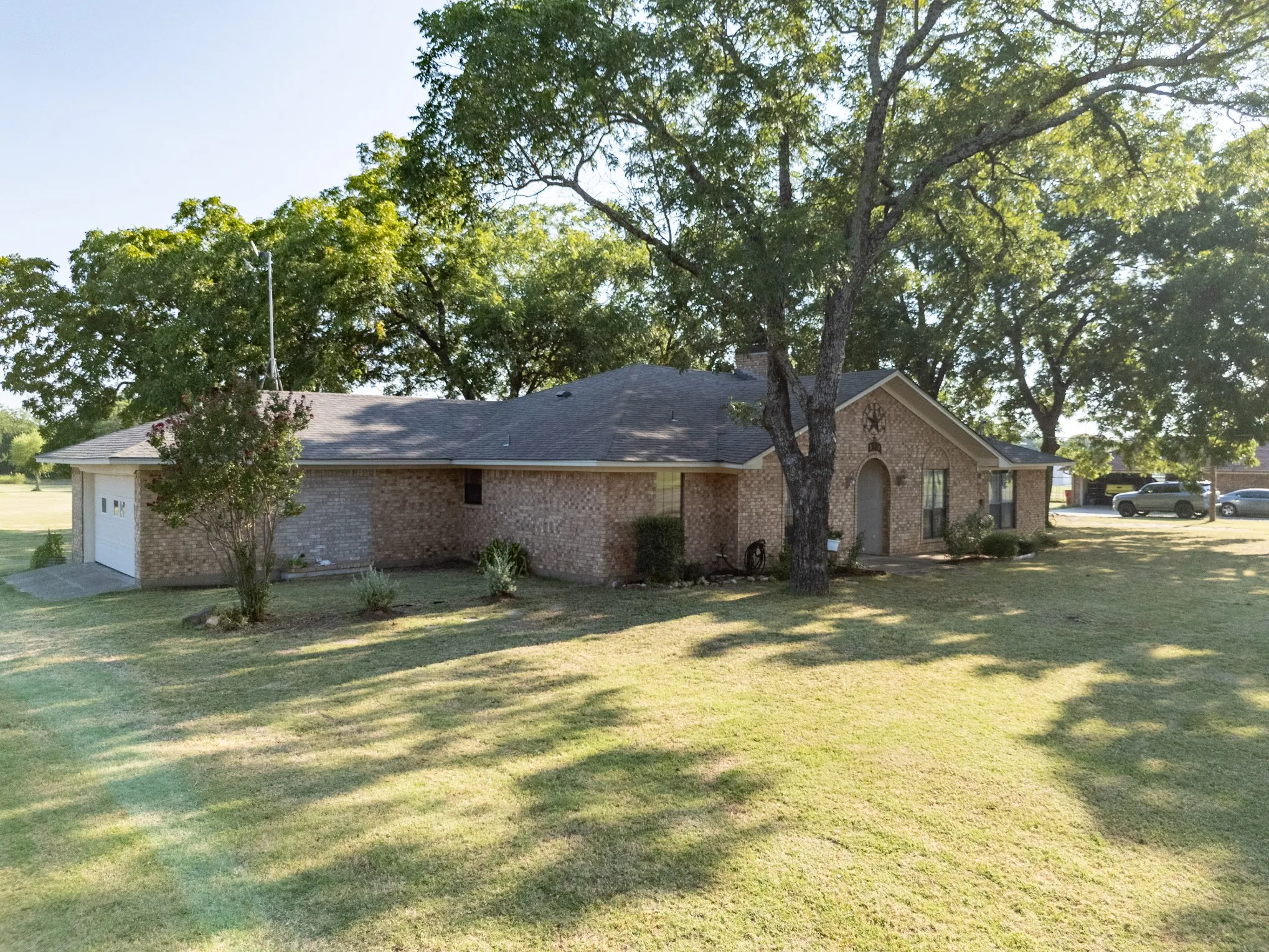 Single Family Residence For Sale in Fannin County , 502 County Road 2610, Bonham, Texas 75418, 4 Bedroom, 2 Bathroom, 2 Garage spaces, 2,181 Sqft, built in 1980, mls#21354334, Real Estate Agent in Bonham, Homes For Sale in Fannin county, Homes For Sale in Bonham, Realtor in Bonham Texas, Real Estate Brokerage Independent Realty Texas, Luminita Cordes Realtor