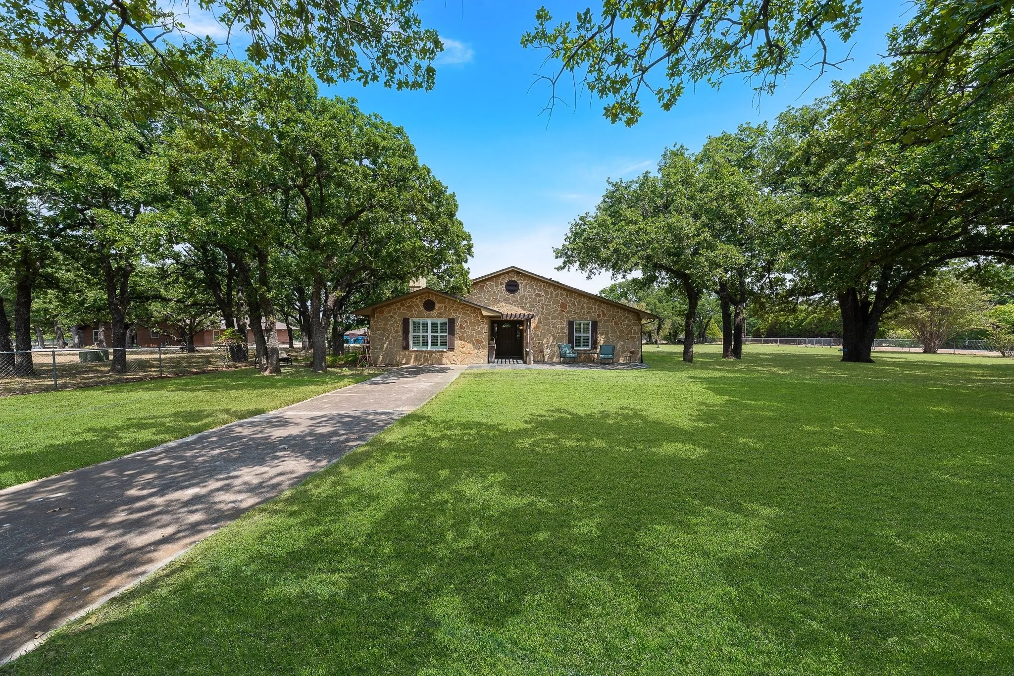 Single Family Residence For Sale in Denton County , 703 Robin Lane, Argyle, Texas 76226, 3 Bedrooms, 2 Bathrooms, Garage spaces, 2,096 Sqft, built in 1984, Price $649,000, mls#21351398, Real Estate Agent in Argyle, Homes For Sale in Denton county, Homes For Sale in Argyle, Realtor in Argyle Texas, Real Estate Brokerage Independent Realty Texas, Luminita Cordes Realtor