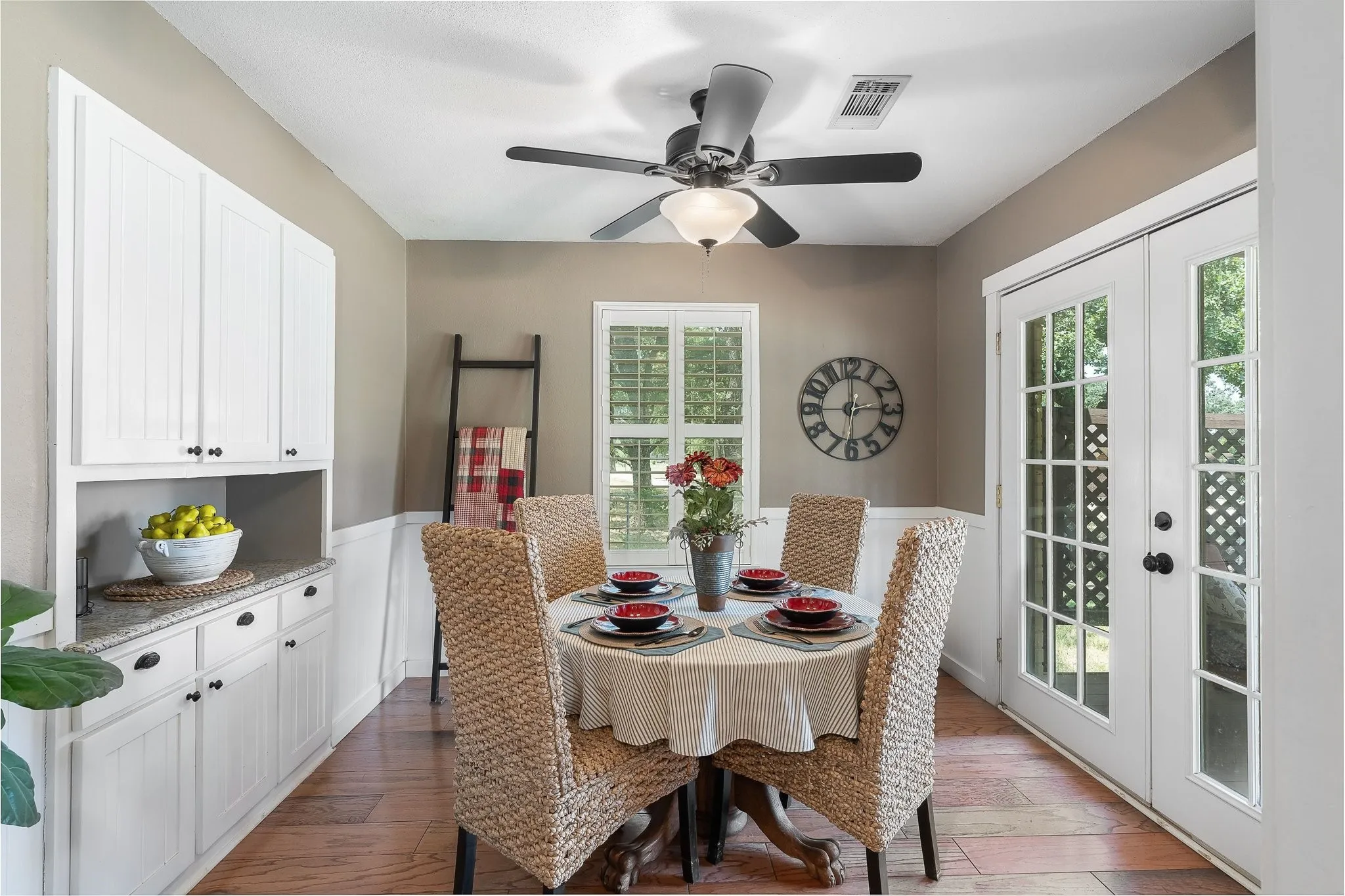 Single Family Residence For Sale in Denton County , 703 Robin Lane, Argyle, Texas 76226, 3 Bedrooms, 2 Bathrooms, Garage spaces, 2,096 Sqft, built in 1984, Price $649,000, mls#21351398, Real Estate Agent in Argyle, Homes For Sale in Denton county, Homes For Sale in Argyle, Realtor in Argyle Texas, Real Estate Brokerage Independent Realty Texas, Luminita Cordes Realtor