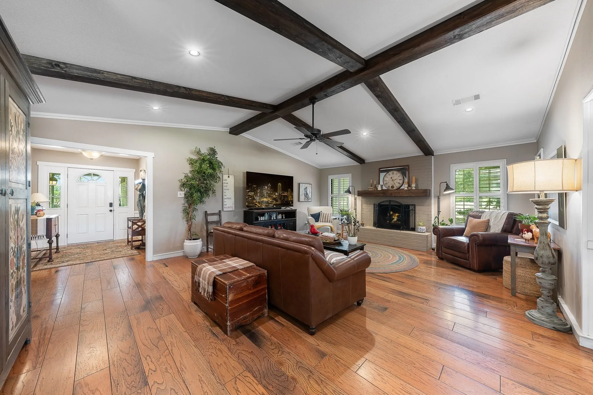 Single Family Residence For Sale in Denton County , 703 Robin Lane, Argyle, Texas 76226, 3 Bedrooms, 2 Bathrooms, Garage spaces, 2,096 Sqft, built in 1984, Price $649,000, mls#21351398, Real Estate Agent in Argyle, Homes For Sale in Denton county, Homes For Sale in Argyle, Realtor in Argyle Texas, Real Estate Brokerage Independent Realty Texas, Luminita Cordes Realtor