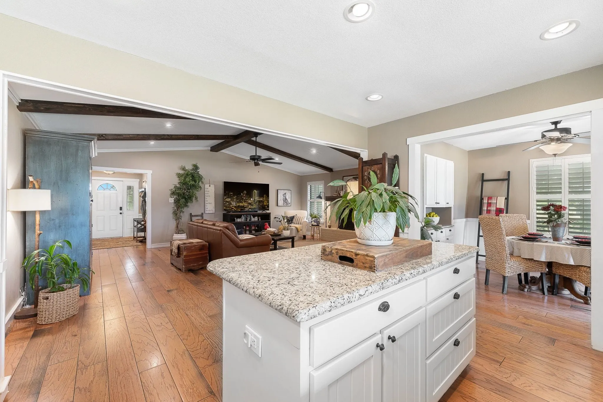 Single Family Residence For Sale in Denton County , 703 Robin Lane, Argyle, Texas 76226, 3 Bedrooms, 2 Bathrooms, Garage spaces, 2,096 Sqft, built in 1984, Price $649,000, mls#21351398, Real Estate Agent in Argyle, Homes For Sale in Denton county, Homes For Sale in Argyle, Realtor in Argyle Texas, Real Estate Brokerage Independent Realty Texas, Luminita Cordes Realtor