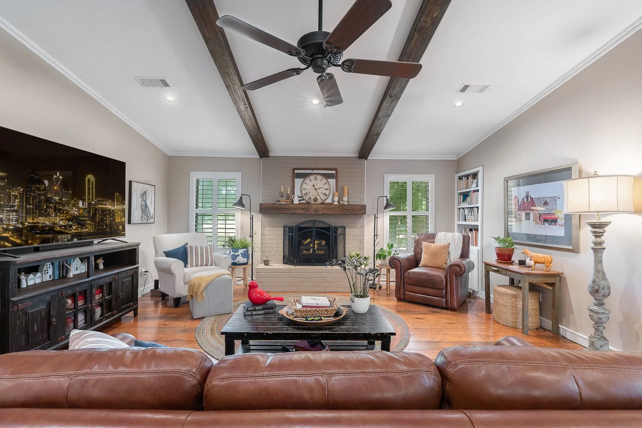 Single Family Residence For Sale in Denton County , 703 Robin Lane, Argyle, Texas 76226, 3 Bedrooms, 2 Bathrooms, Garage spaces, 2,096 Sqft, built in 1984, Price $649,000, mls#21351398, Real Estate Agent in Argyle, Homes For Sale in Denton county, Homes For Sale in Argyle, Realtor in Argyle Texas, Real Estate Brokerage Independent Realty Texas, Luminita Cordes Realtor