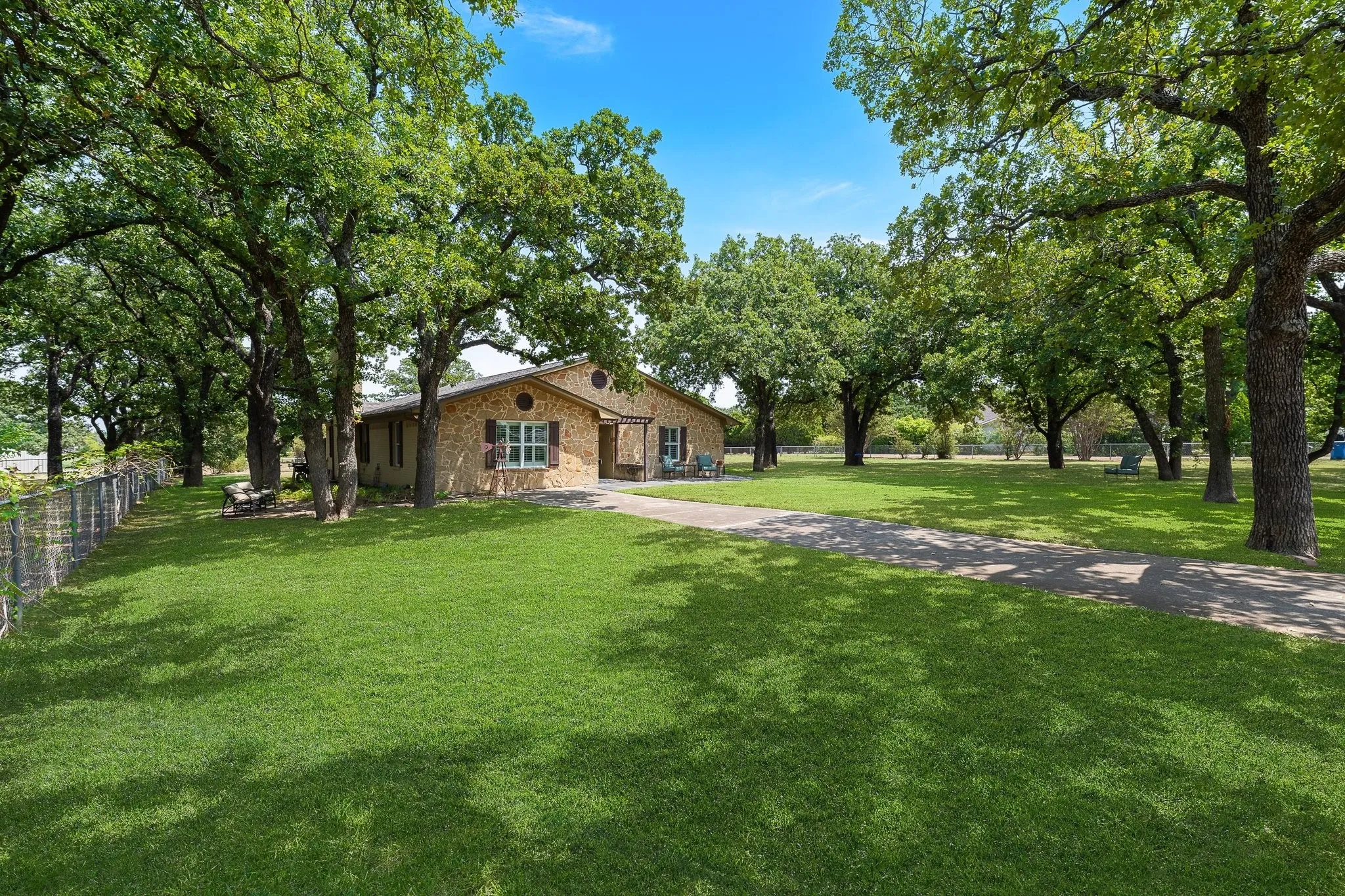 Single Family Residence For Sale in Denton County , 703 Robin Lane, Argyle, Texas 76226, 3 Bedrooms, 2 Bathrooms, Garage spaces, 2,096 Sqft, built in 1984, Price $649,000, mls#21351398, Real Estate Agent in Argyle, Homes For Sale in Denton county, Homes For Sale in Argyle, Realtor in Argyle Texas, Real Estate Brokerage Independent Realty Texas, Luminita Cordes Realtor