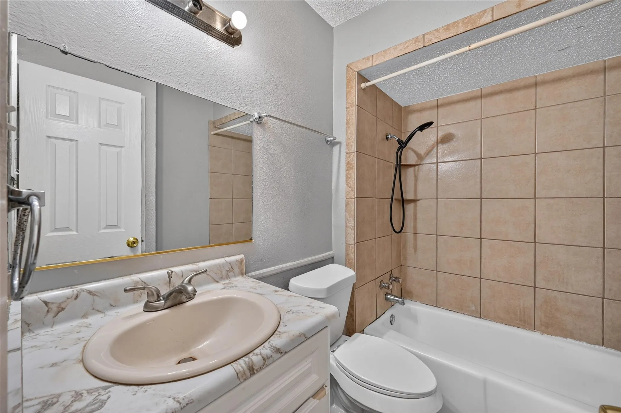 Full-sized bathroom